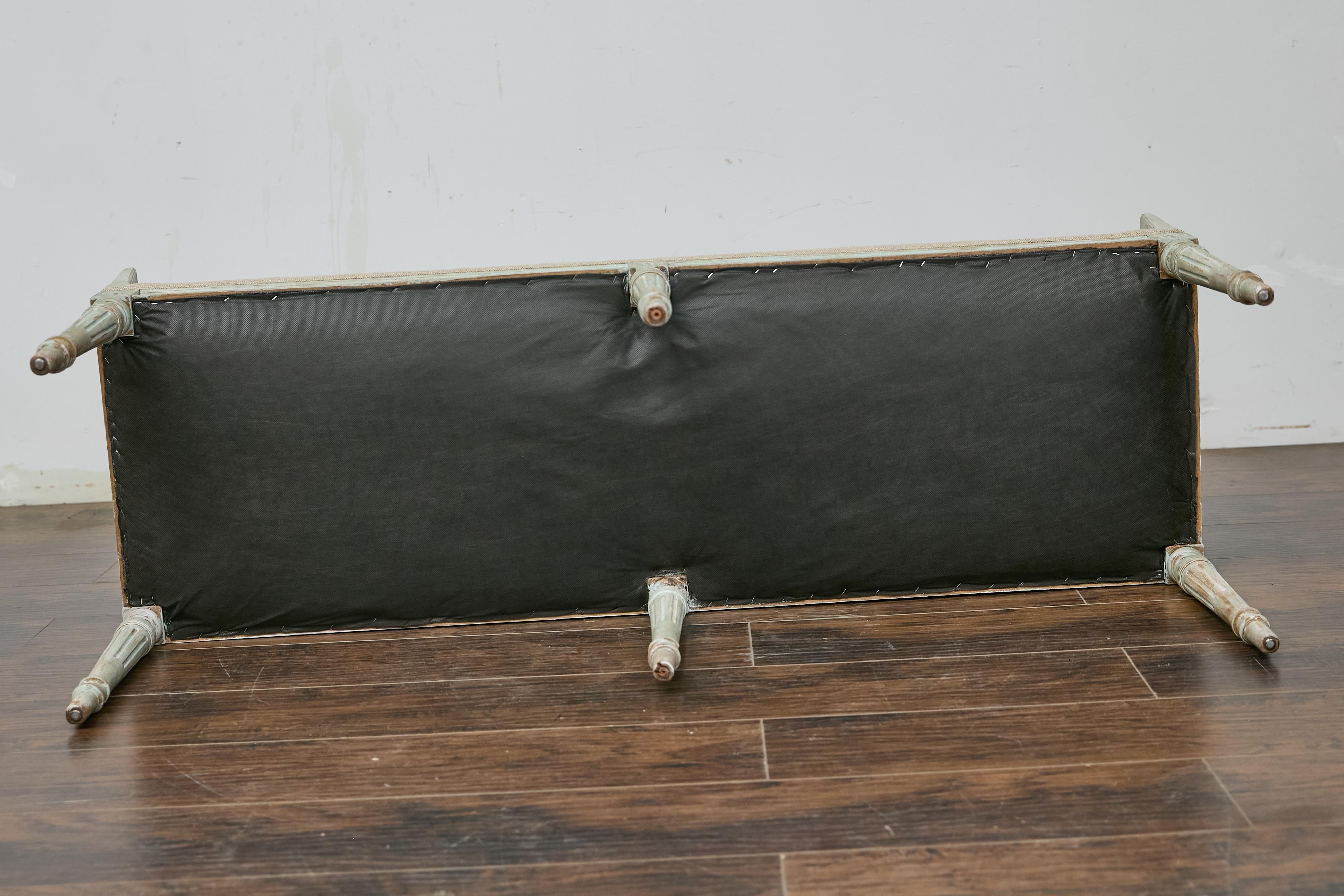 Banc de style Louis XVI français du 19ème siècle peint et sculpté avec tapisserie en vente 7
