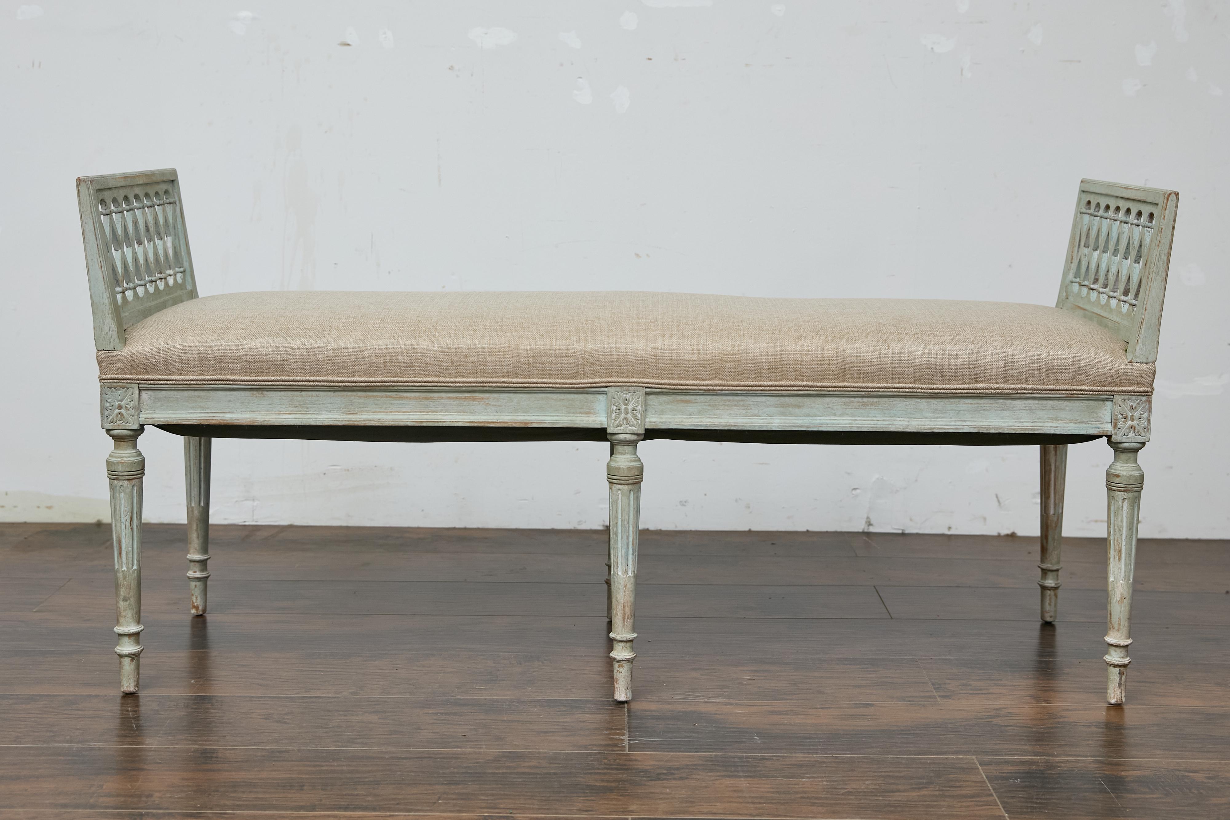Banc de style Louis XVI français du 19ème siècle peint et sculpté avec tapisserie en vente 8