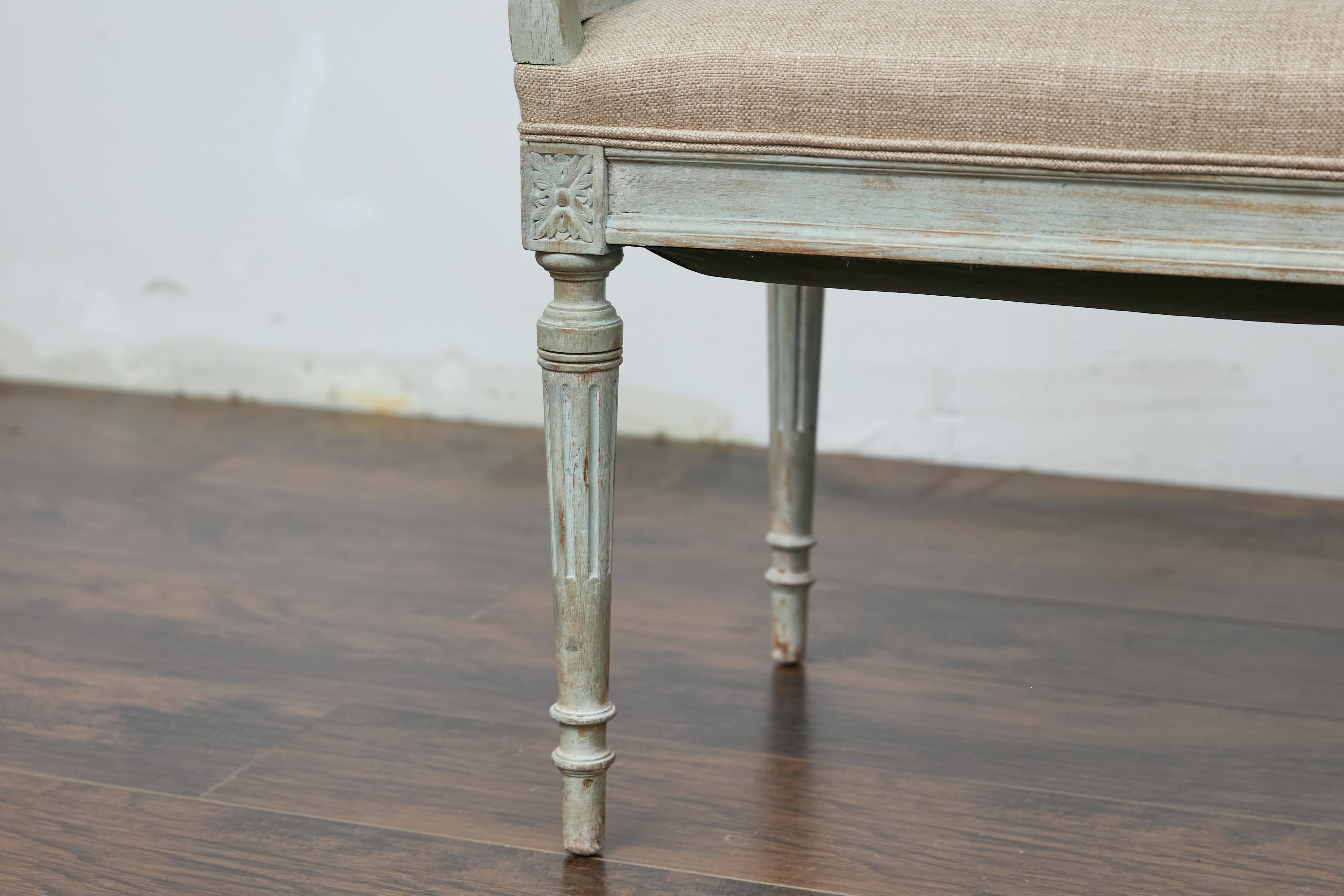 Français Banc de style Louis XVI français du 19ème siècle peint et sculpté avec tapisserie en vente