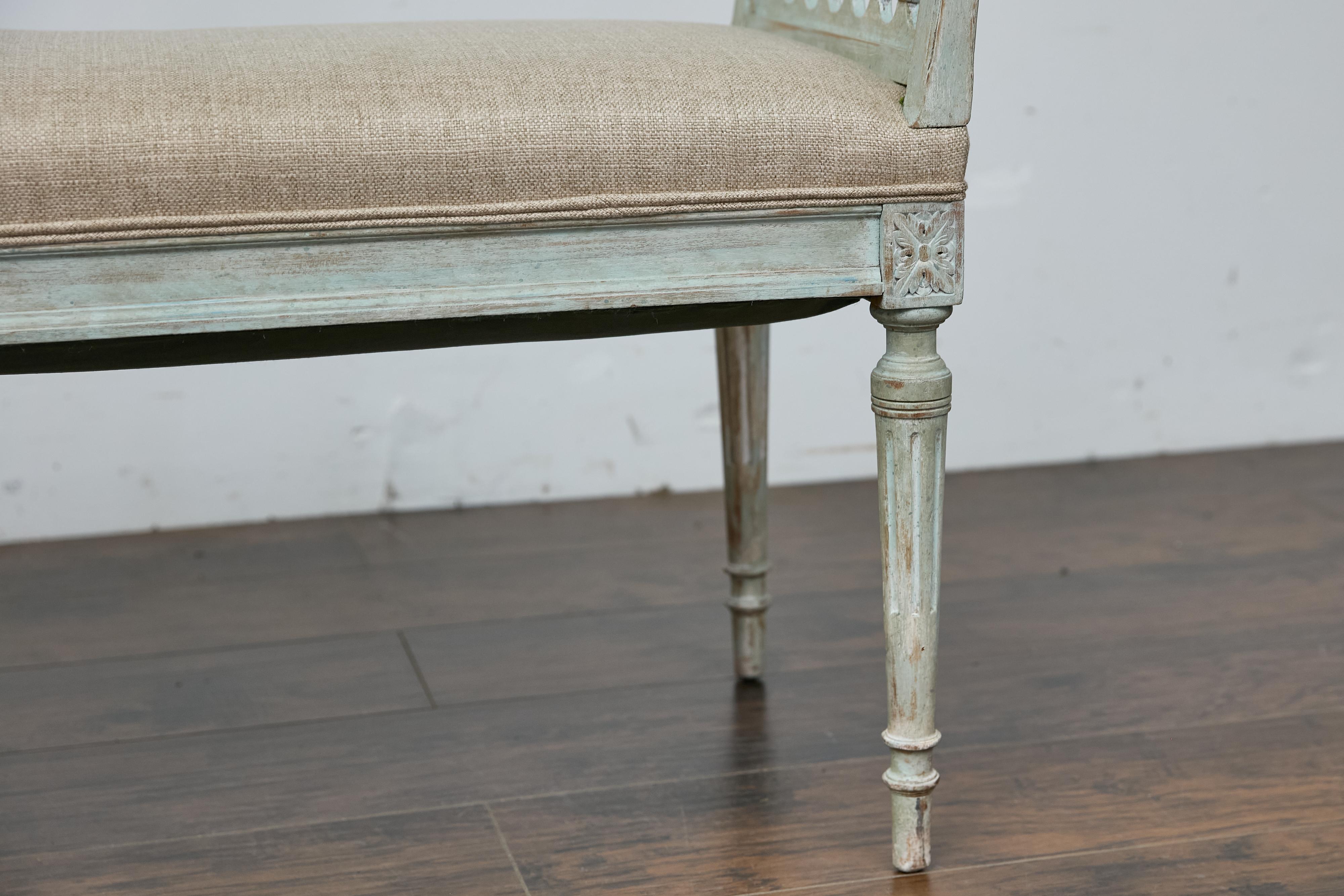 Sculpté Banc de style Louis XVI français du 19ème siècle peint et sculpté avec tapisserie en vente