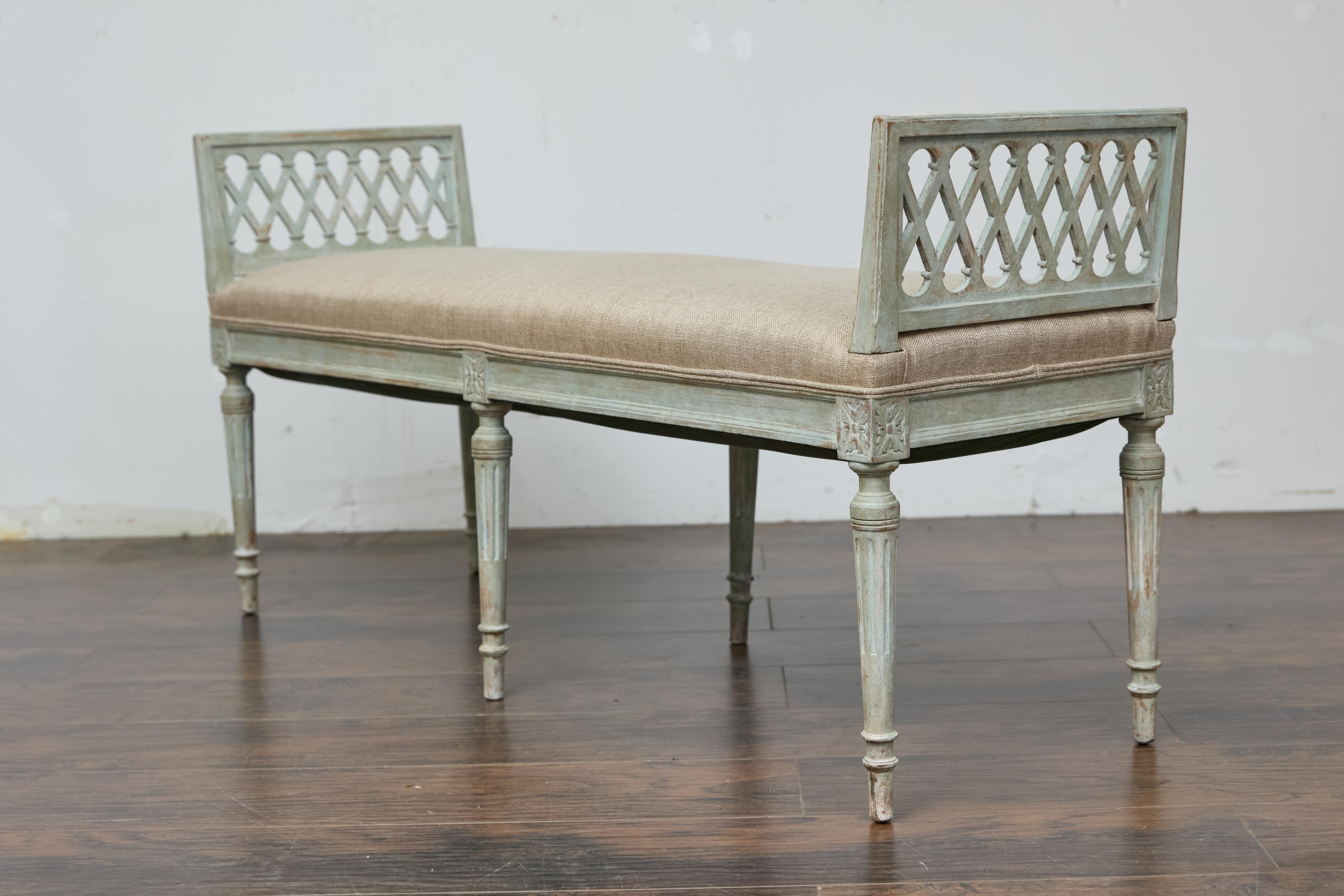 Banc de style Louis XVI français du 19ème siècle peint et sculpté avec tapisserie Bon état - En vente à Atlanta, GA