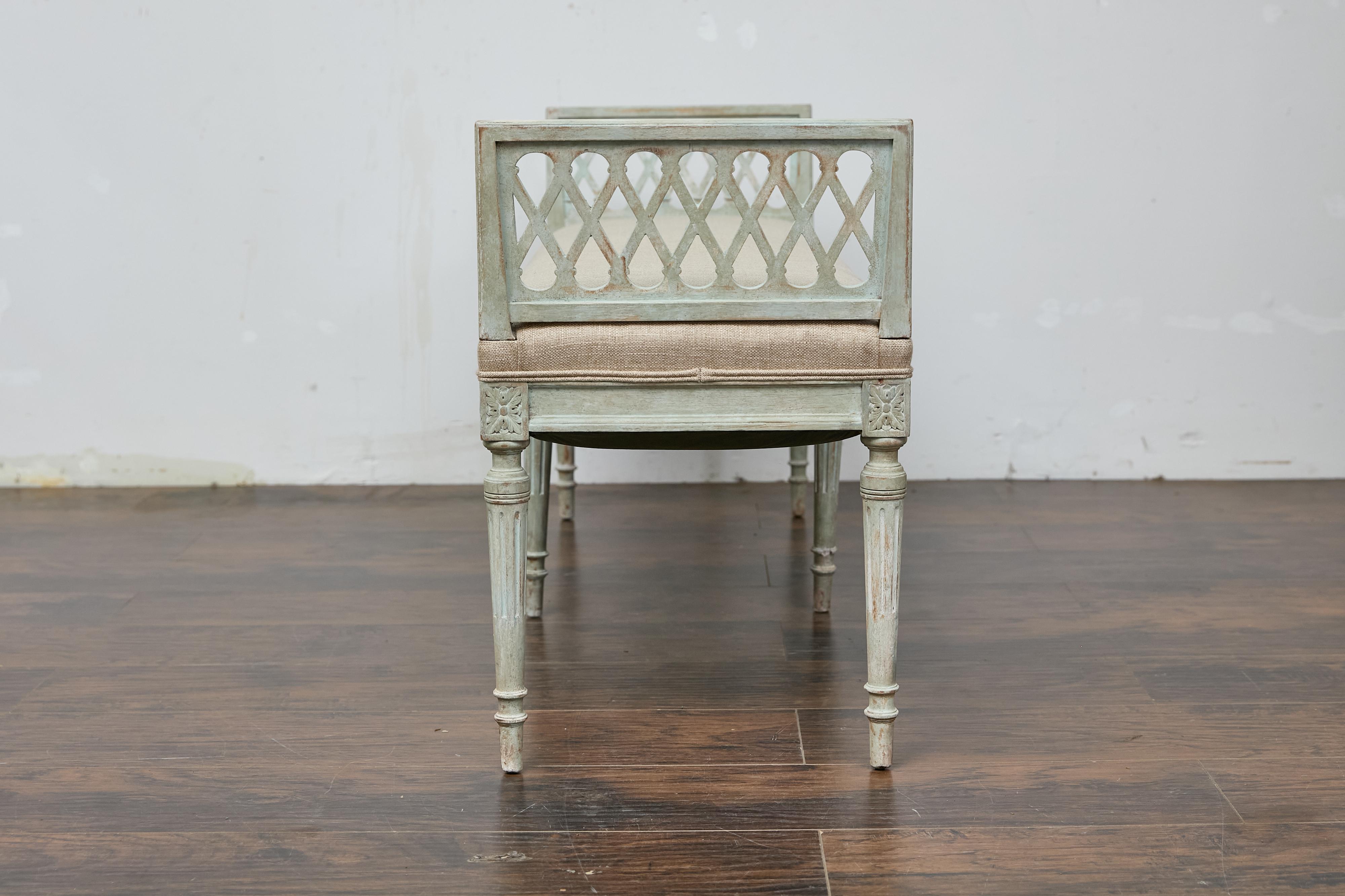 XIXe siècle Banc de style Louis XVI français du 19ème siècle peint et sculpté avec tapisserie en vente