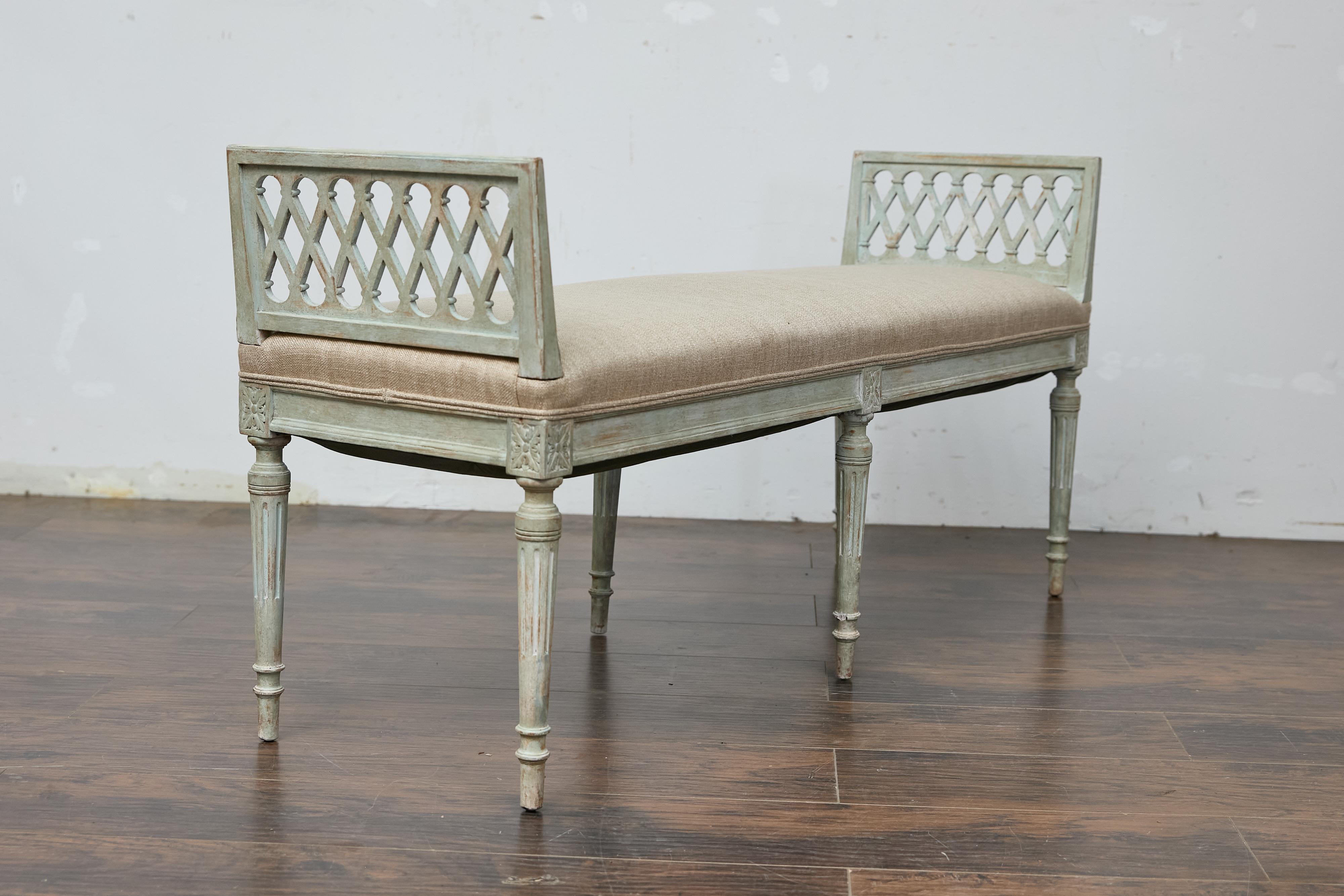 Tissu d'ameublement Banc de style Louis XVI français du 19ème siècle peint et sculpté avec tapisserie en vente