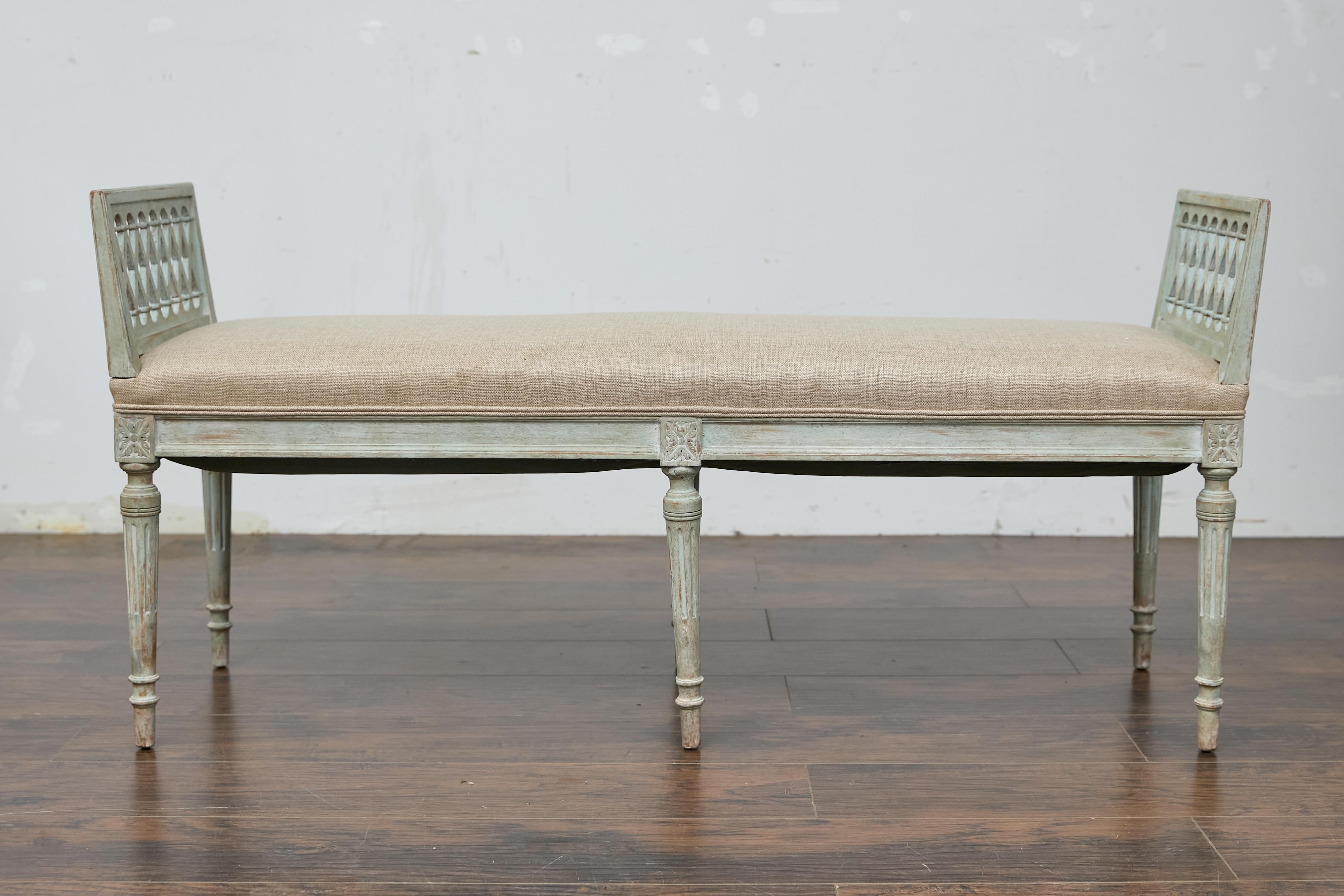Banc de style Louis XVI français du 19ème siècle peint et sculpté avec tapisserie en vente 1