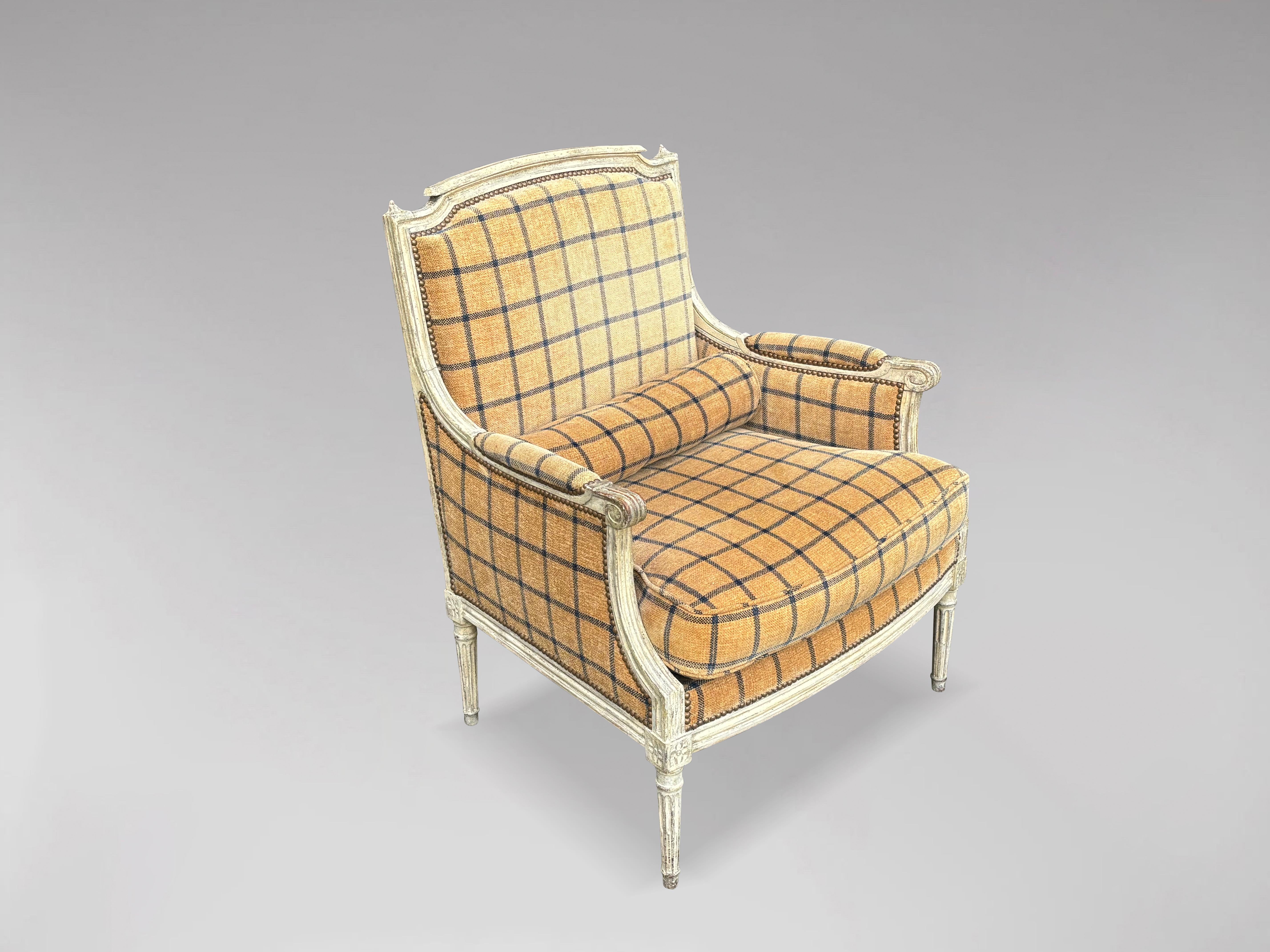 Französischer Sessel im Stil Louis XVI, geschnitzt und weiß bemalt, aus dem späten 19. Jahrhundert. Das geschnitzte, lackierte Gestell mit geformter Kammleiste, flankiert von geschnitzten Endstücken über der gepolsterten Rückenlehne, den