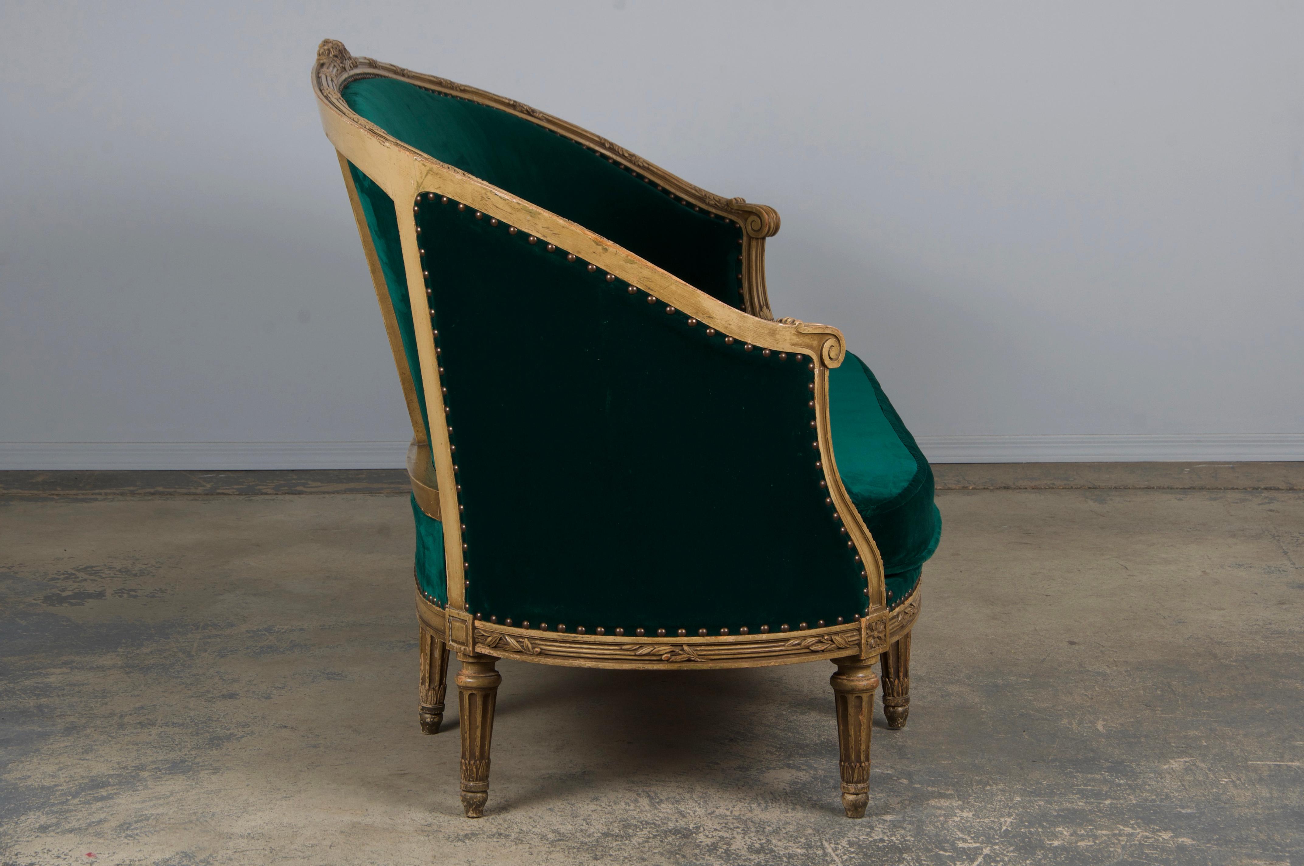 Settee francese del XIX secolo in stile Luigi XVI dipinto e curvo con velluto verde scuro in vendita 4