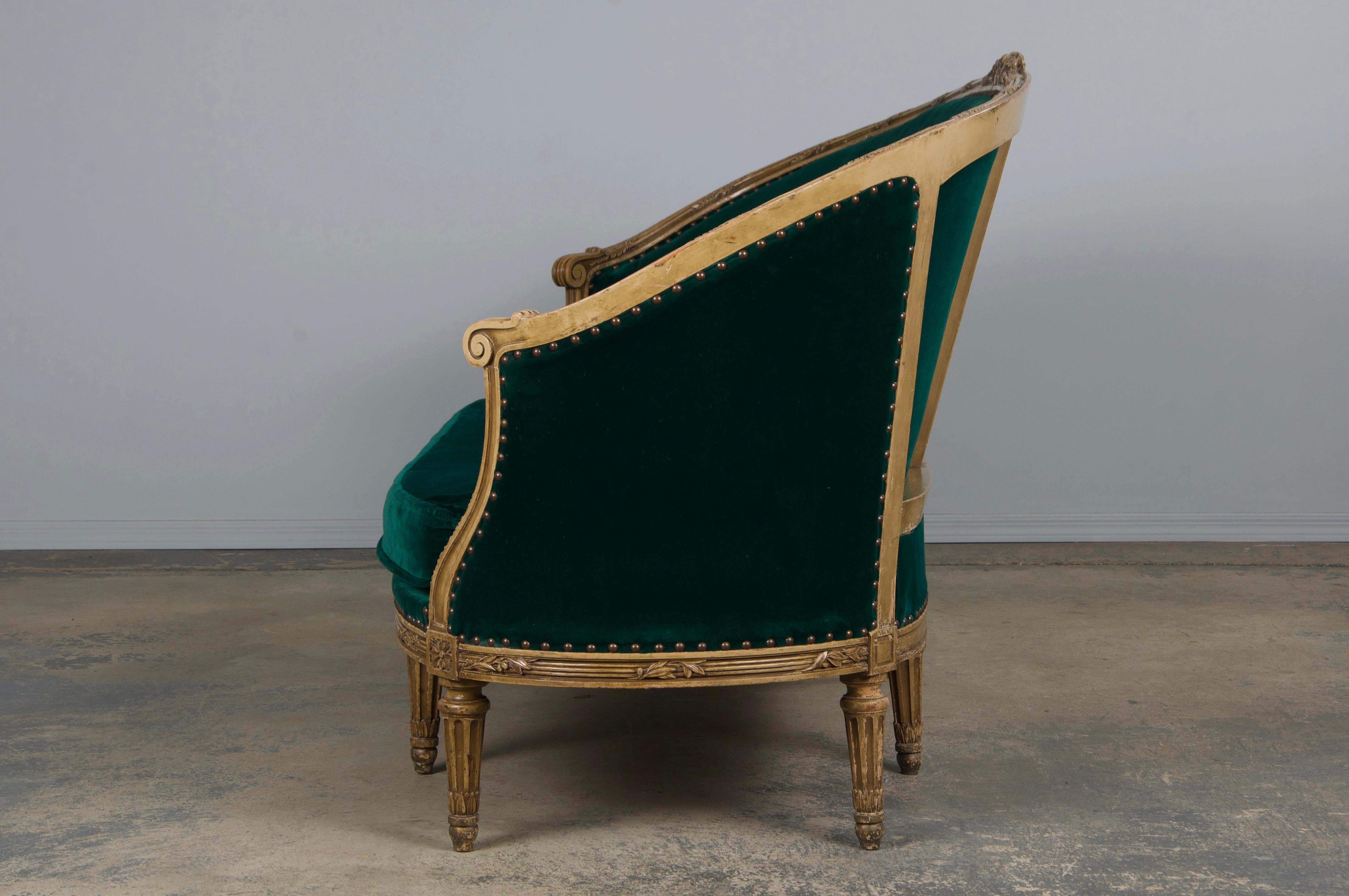 Settee francese del XIX secolo in stile Luigi XVI dipinto e curvo con velluto verde scuro in vendita 5