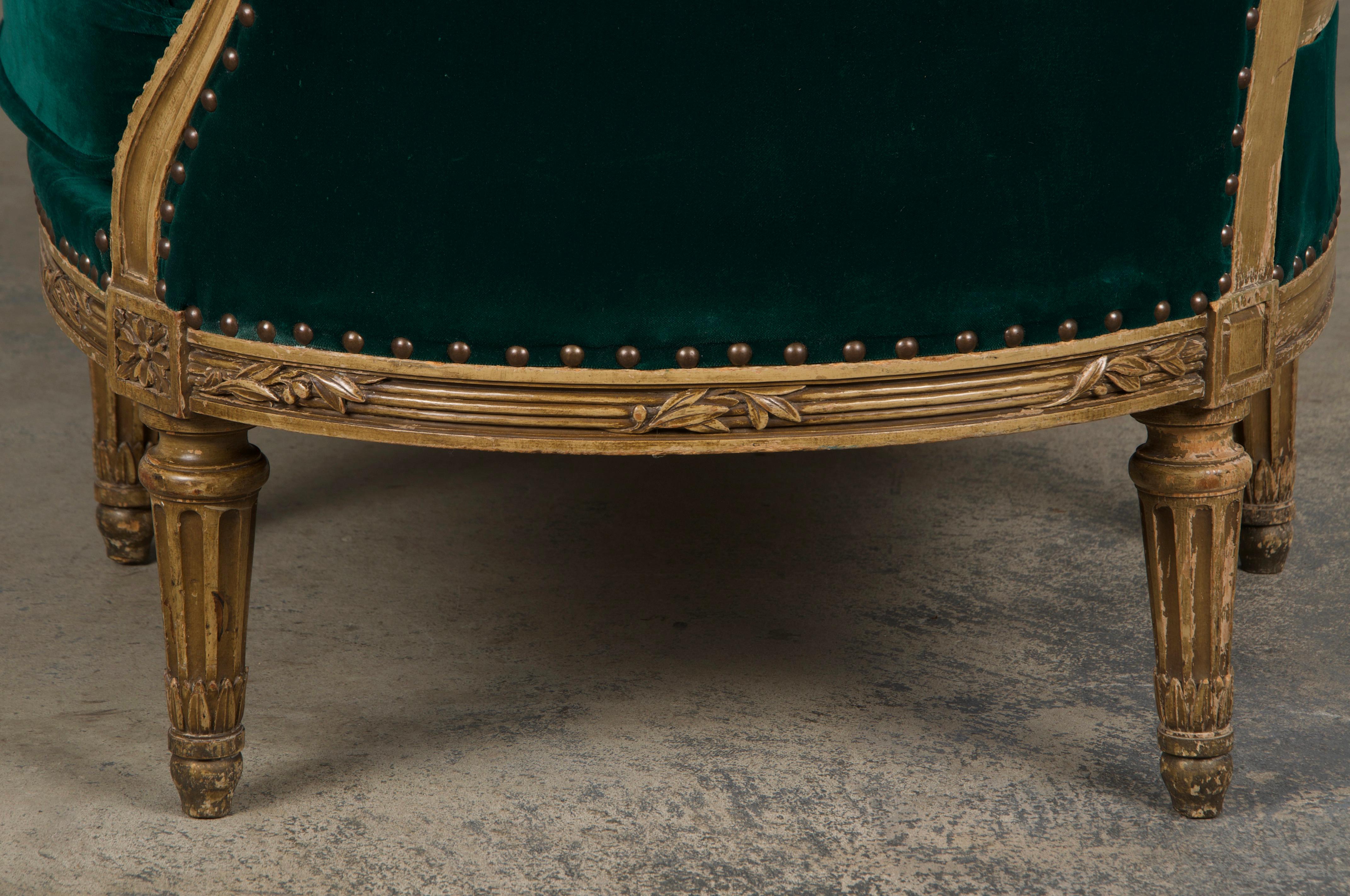 Settee francese del XIX secolo in stile Luigi XVI dipinto e curvo con velluto verde scuro in vendita 6