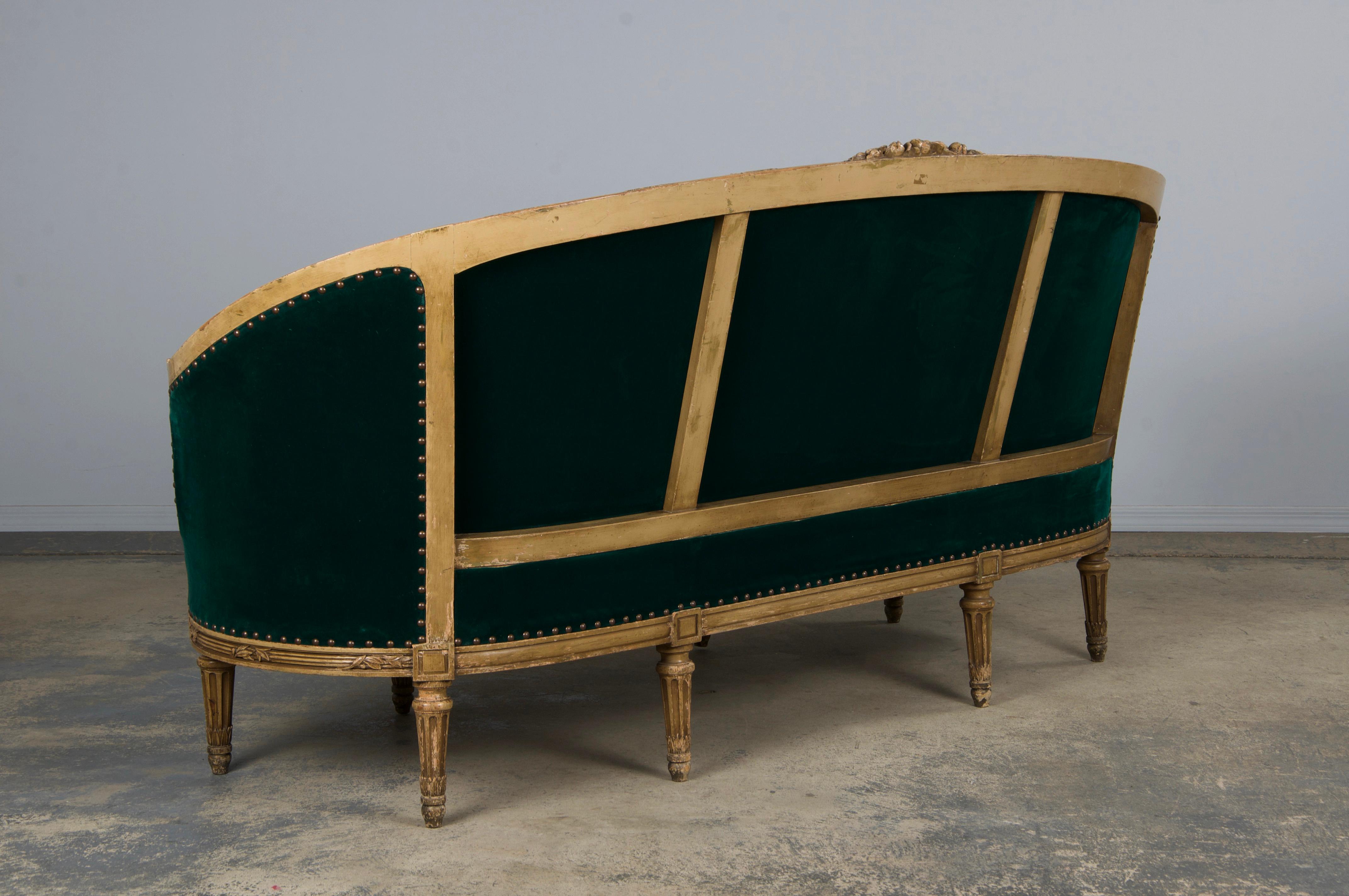 Settee francese del XIX secolo in stile Luigi XVI dipinto e curvo con velluto verde scuro in vendita 7