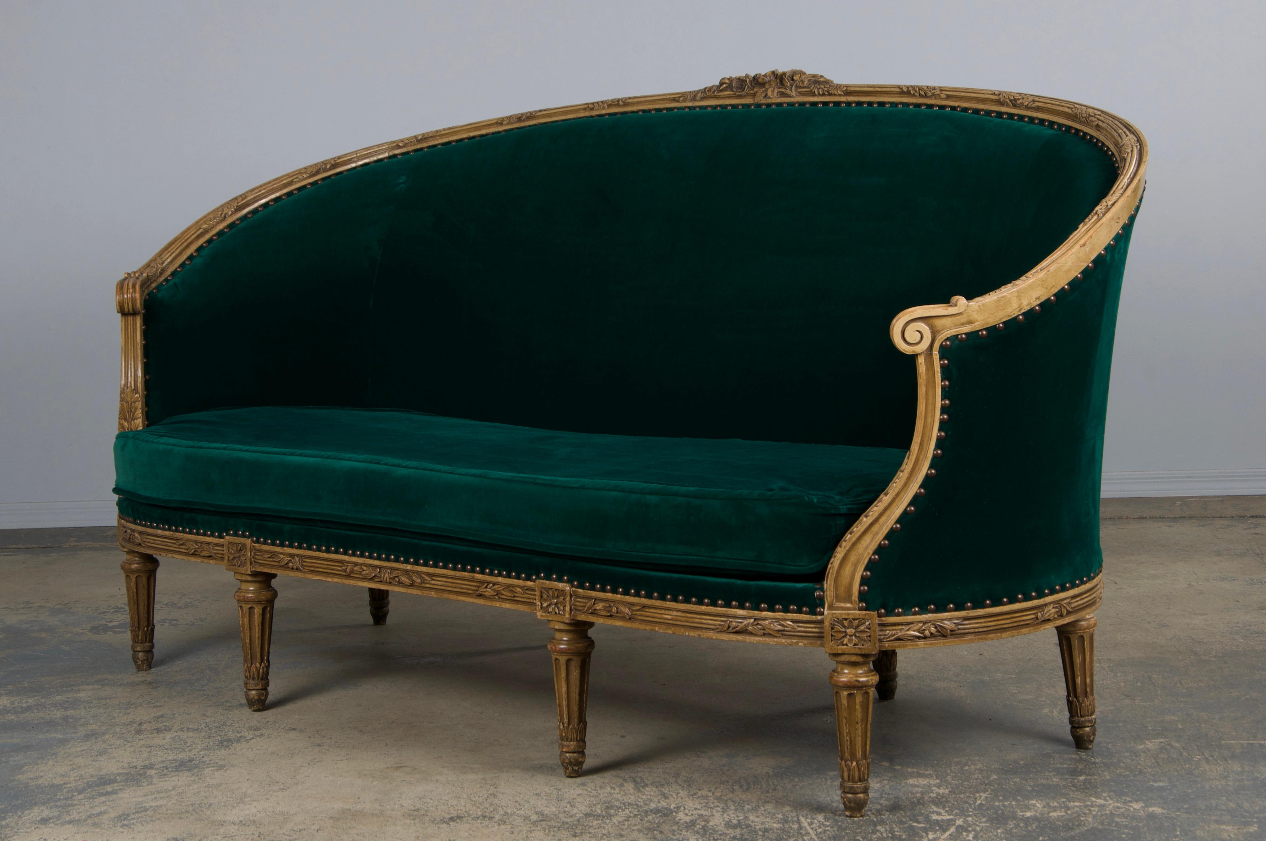 Settee francese del XIX secolo in stile Luigi XVI dipinto e curvo con velluto verde scuro in vendita 8