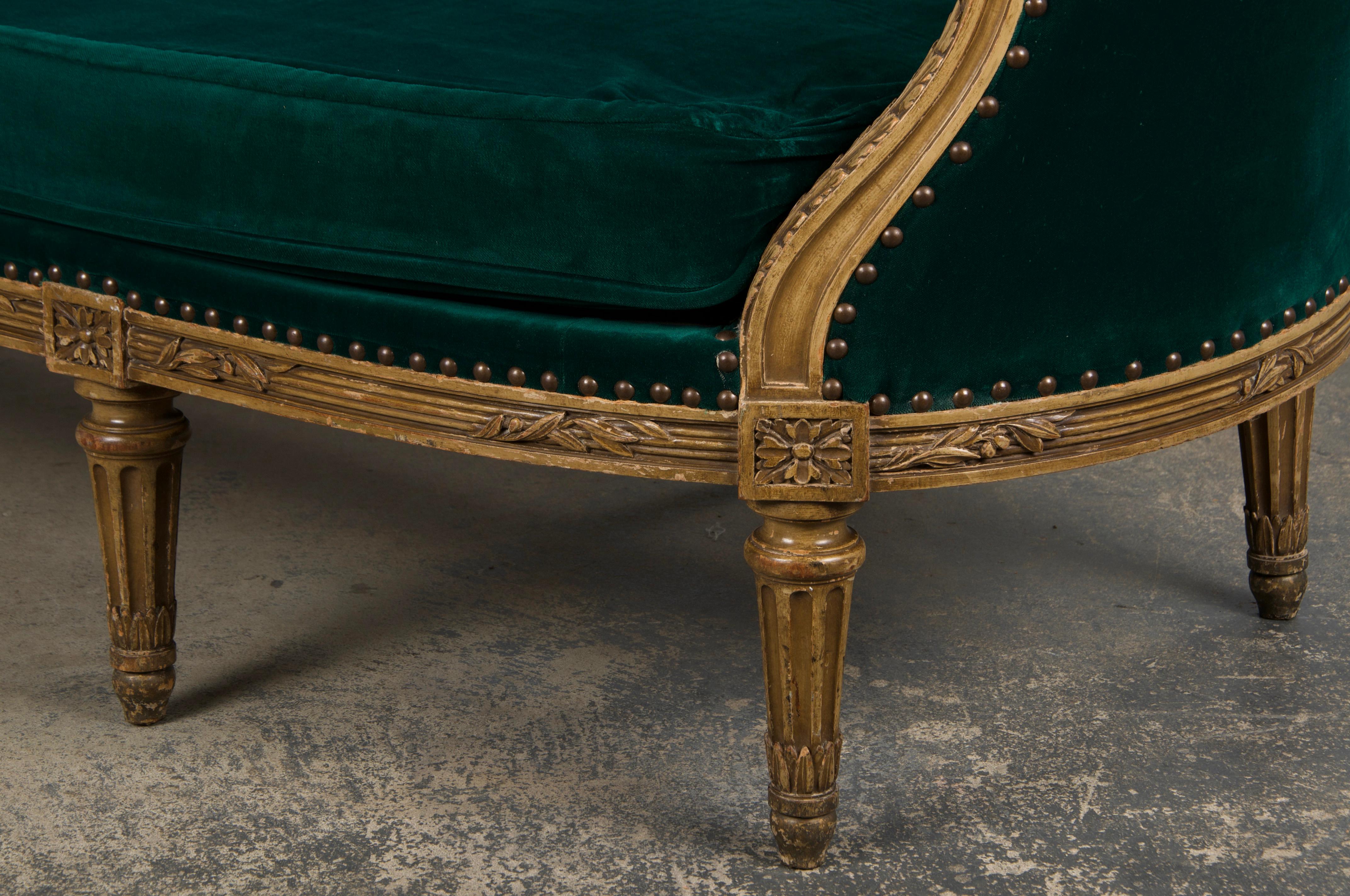 Settee francese del XIX secolo in stile Luigi XVI dipinto e curvo con velluto verde scuro in vendita 9