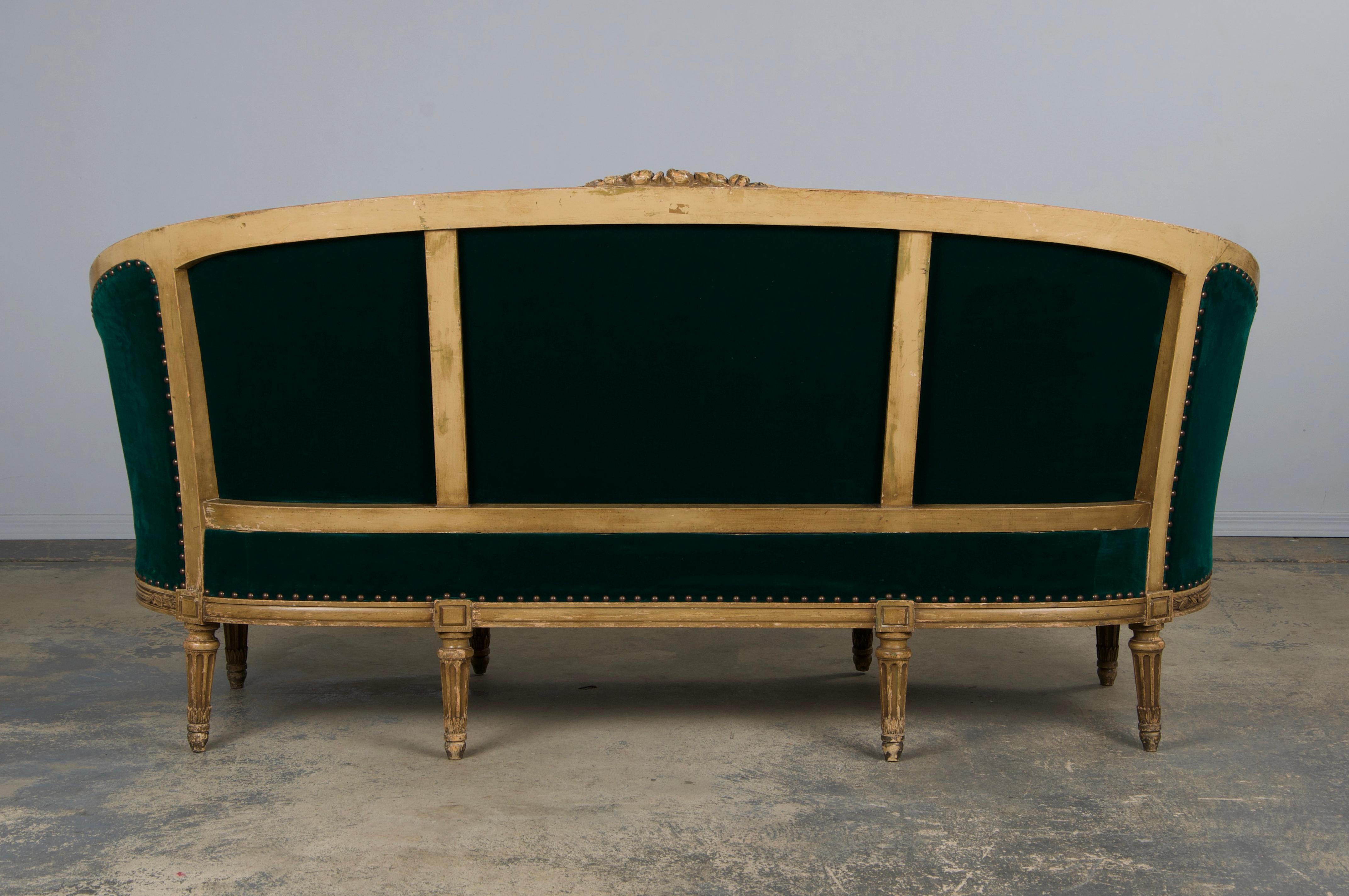 Settee francese del XIX secolo in stile Luigi XVI dipinto e curvo con velluto verde scuro in vendita 10
