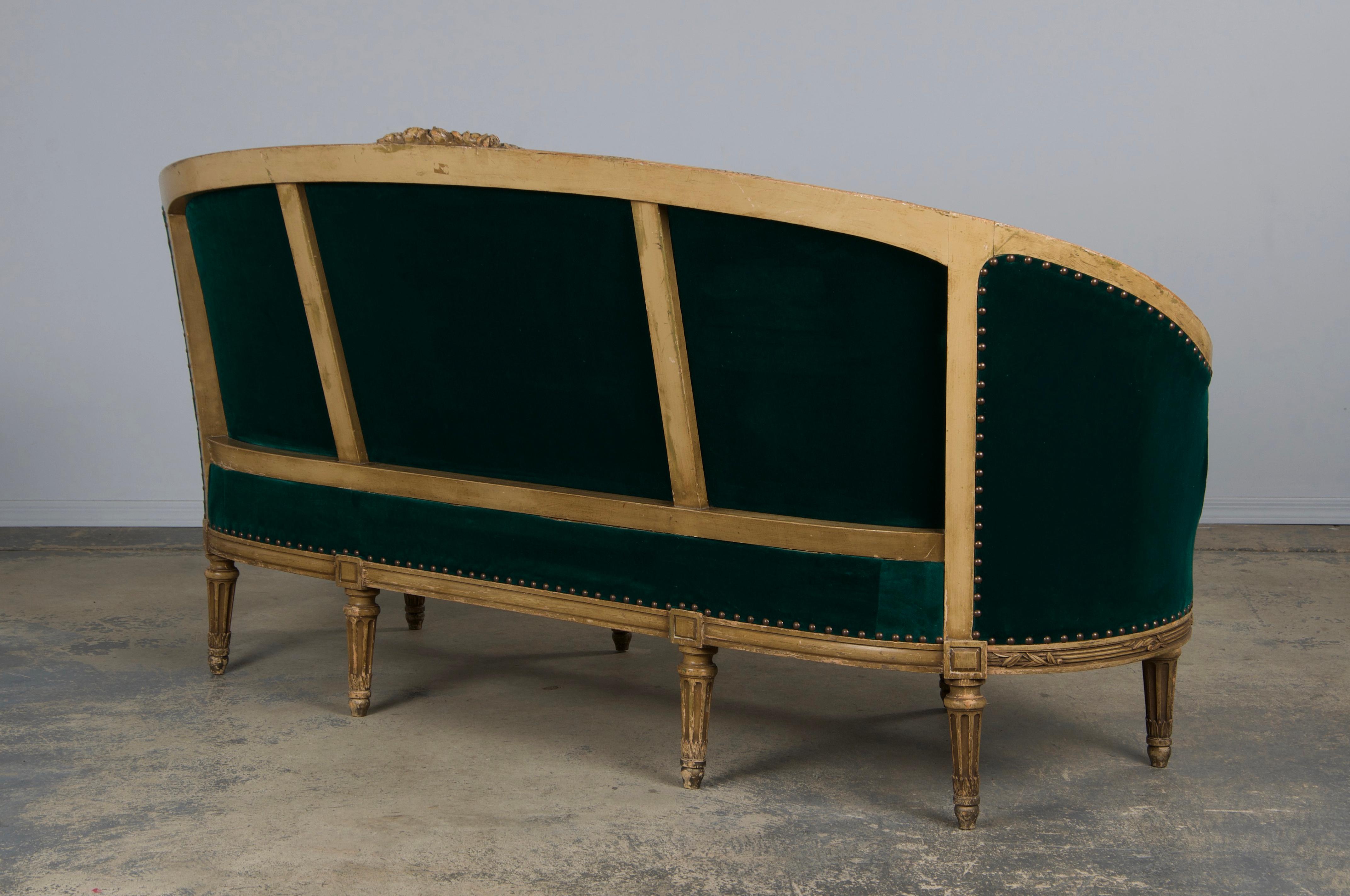 Settee francese del XIX secolo in stile Luigi XVI dipinto e curvo con velluto verde scuro in vendita 11