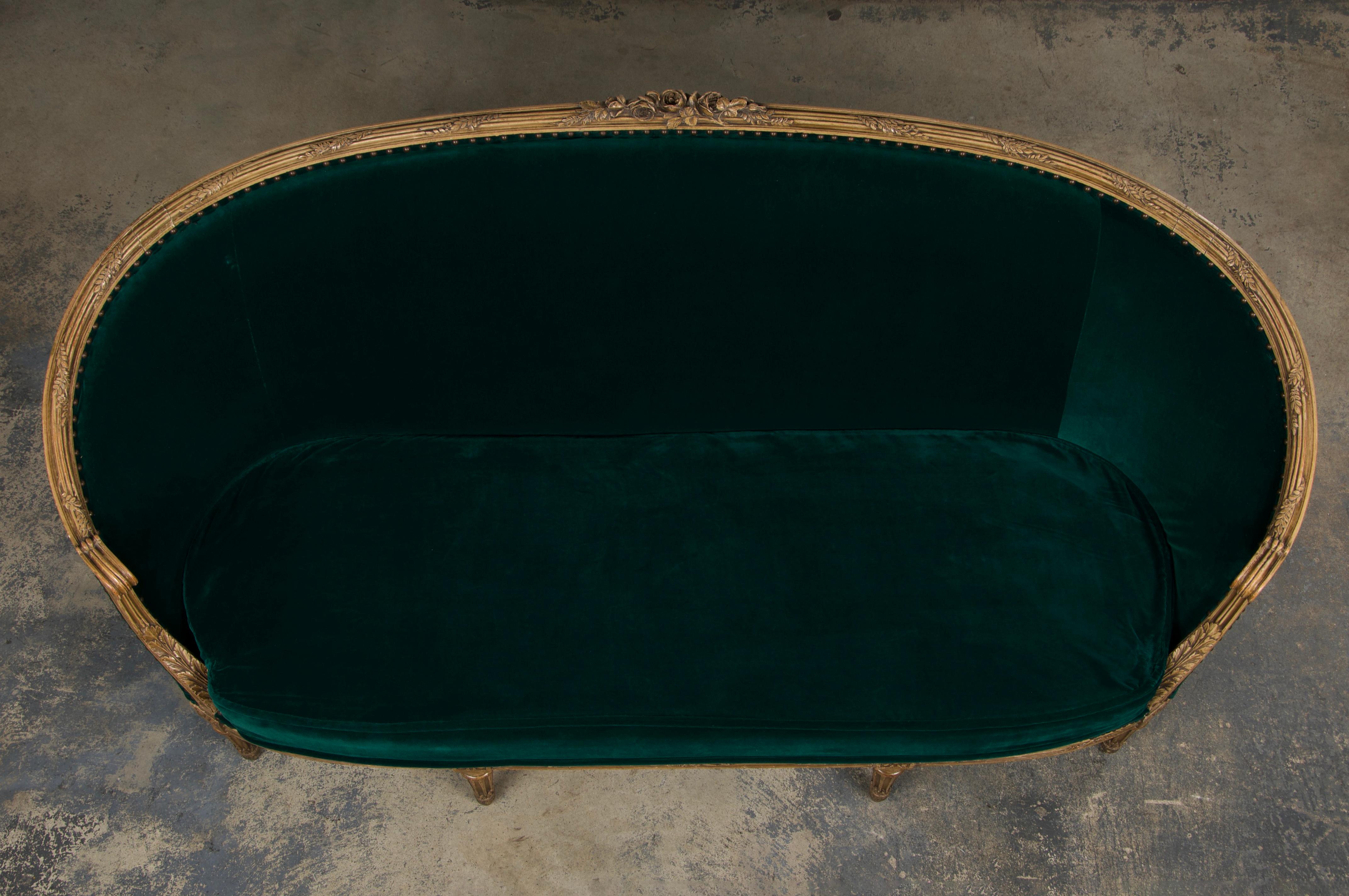 Francese Settee francese del XIX secolo in stile Luigi XVI dipinto e curvo con velluto verde scuro in vendita