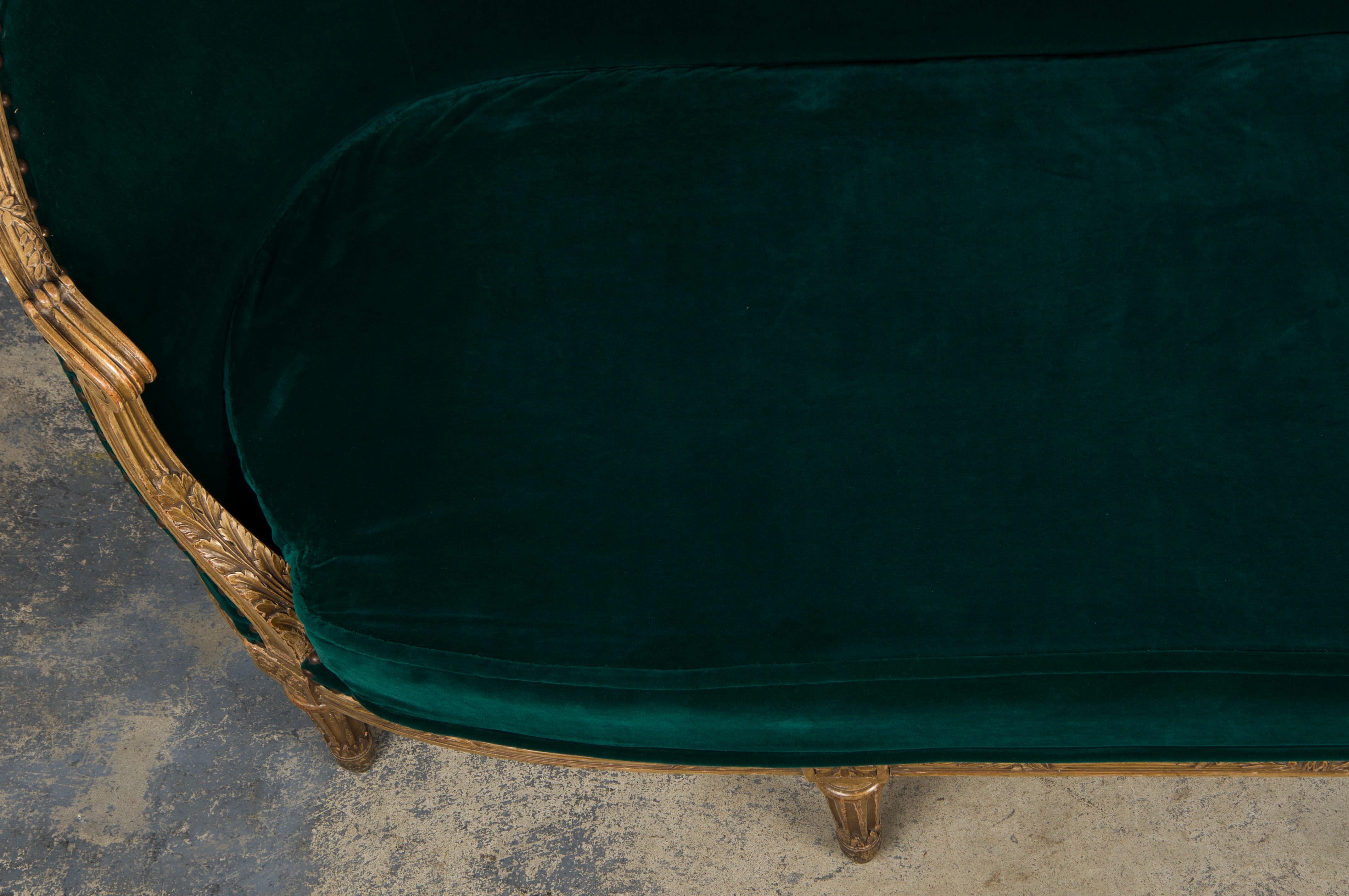 Intagliato a mano Settee francese del XIX secolo in stile Luigi XVI dipinto e curvo con velluto verde scuro in vendita