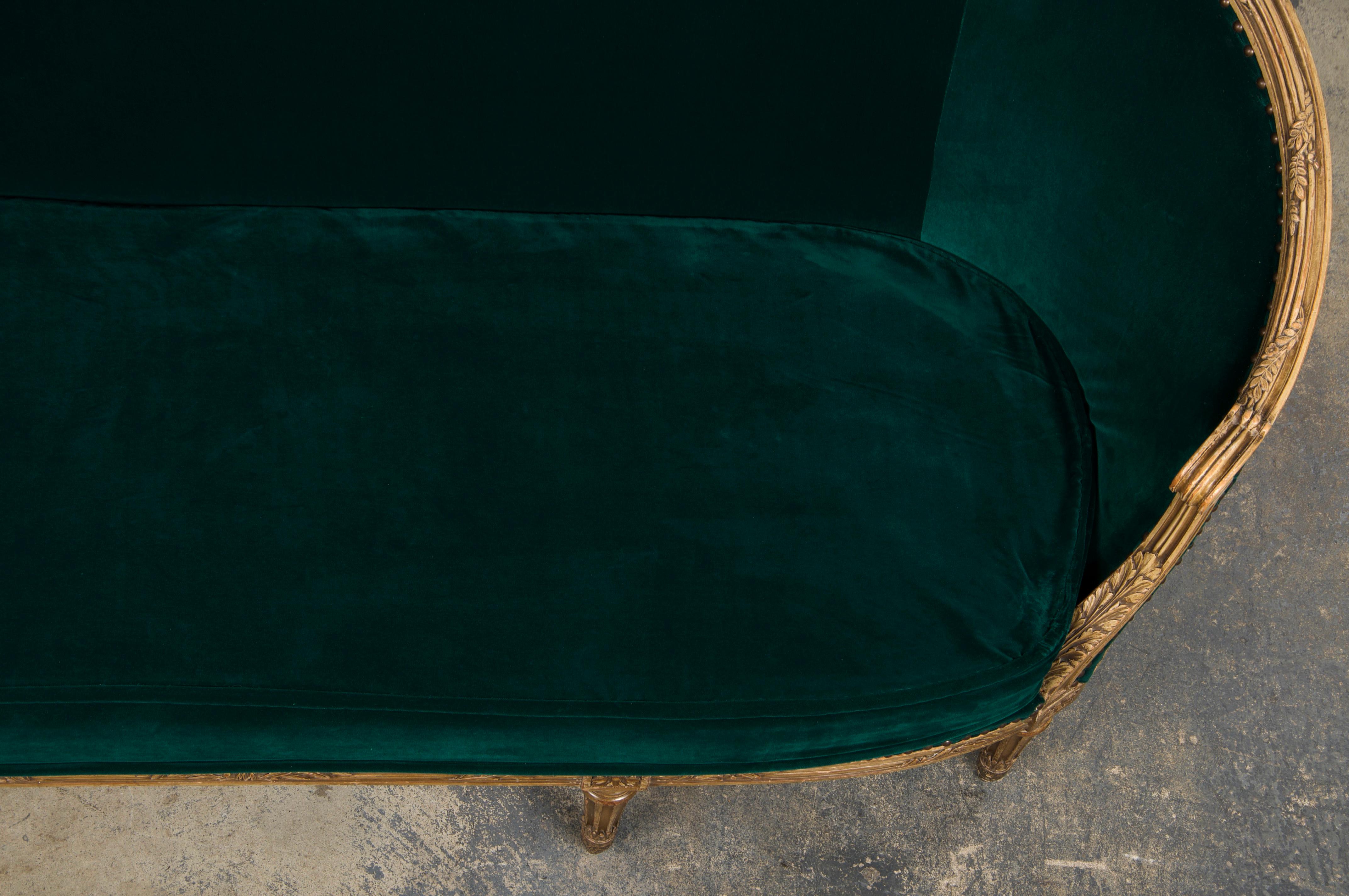 Settee francese del XIX secolo in stile Luigi XVI dipinto e curvo con velluto verde scuro In condizioni buone in vendita a Astoria, NY