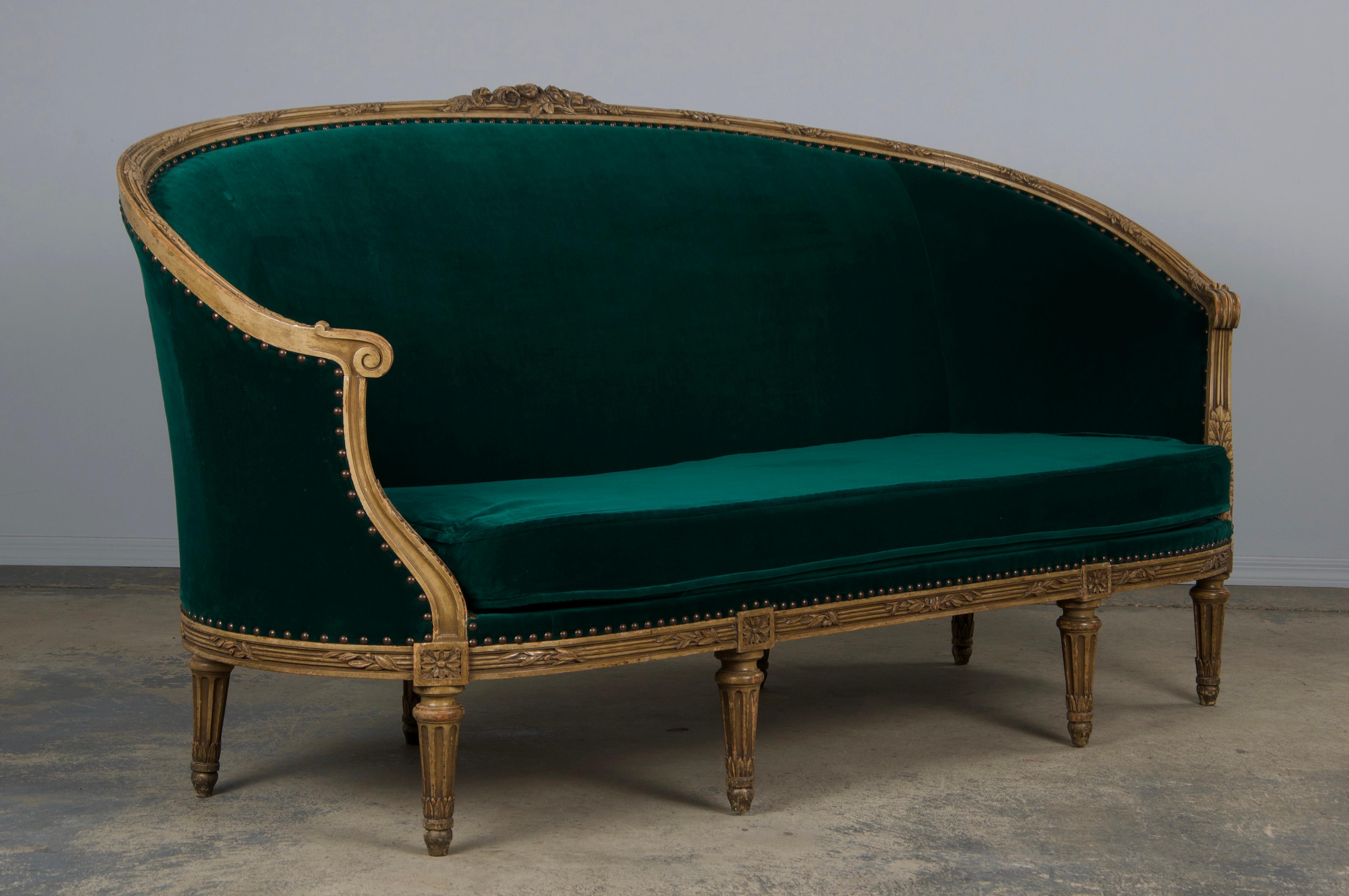 Velluto Settee francese del XIX secolo in stile Luigi XVI dipinto e curvo con velluto verde scuro in vendita