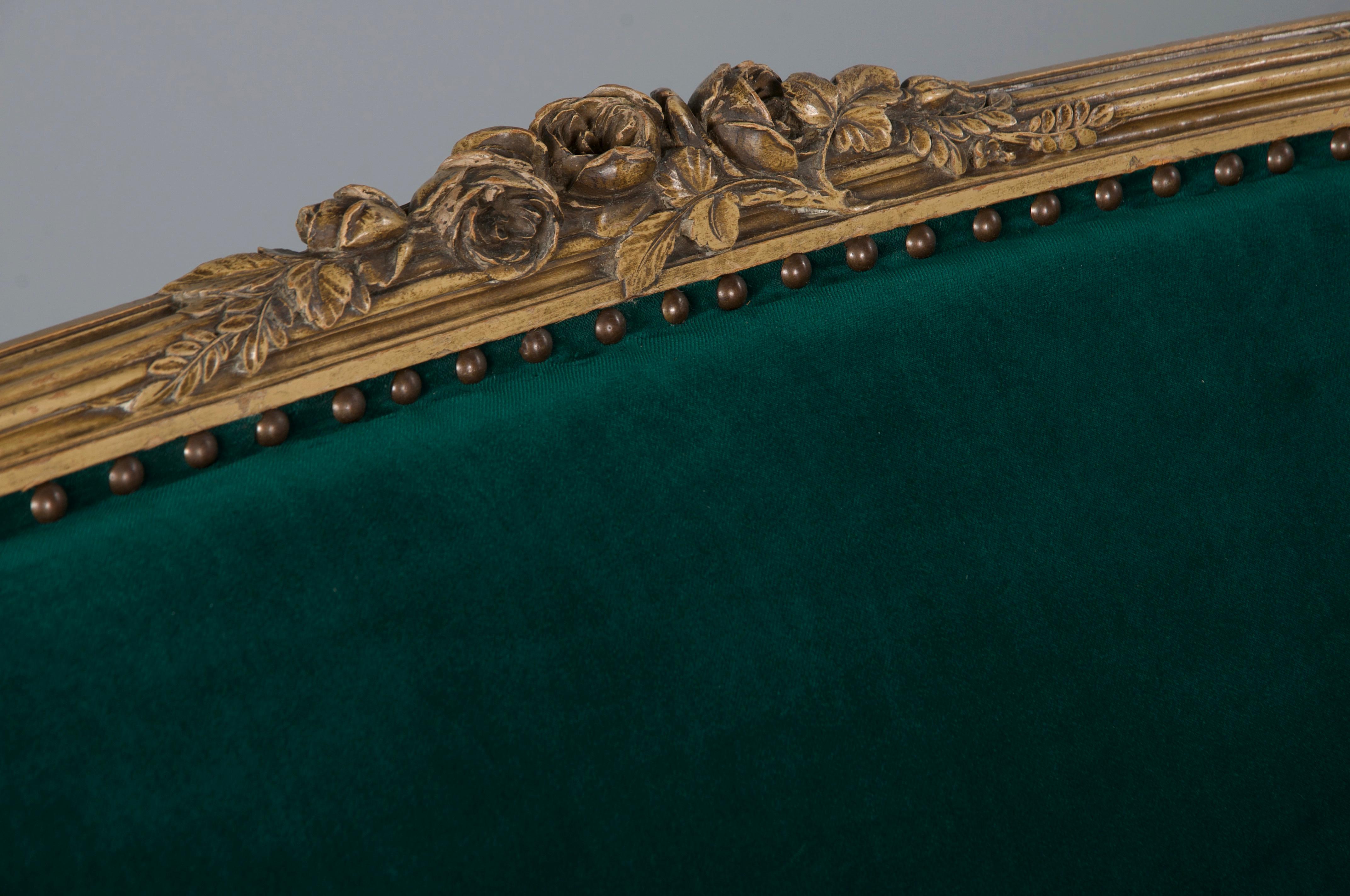 Settee francese del XIX secolo in stile Luigi XVI dipinto e curvo con velluto verde scuro in vendita 1