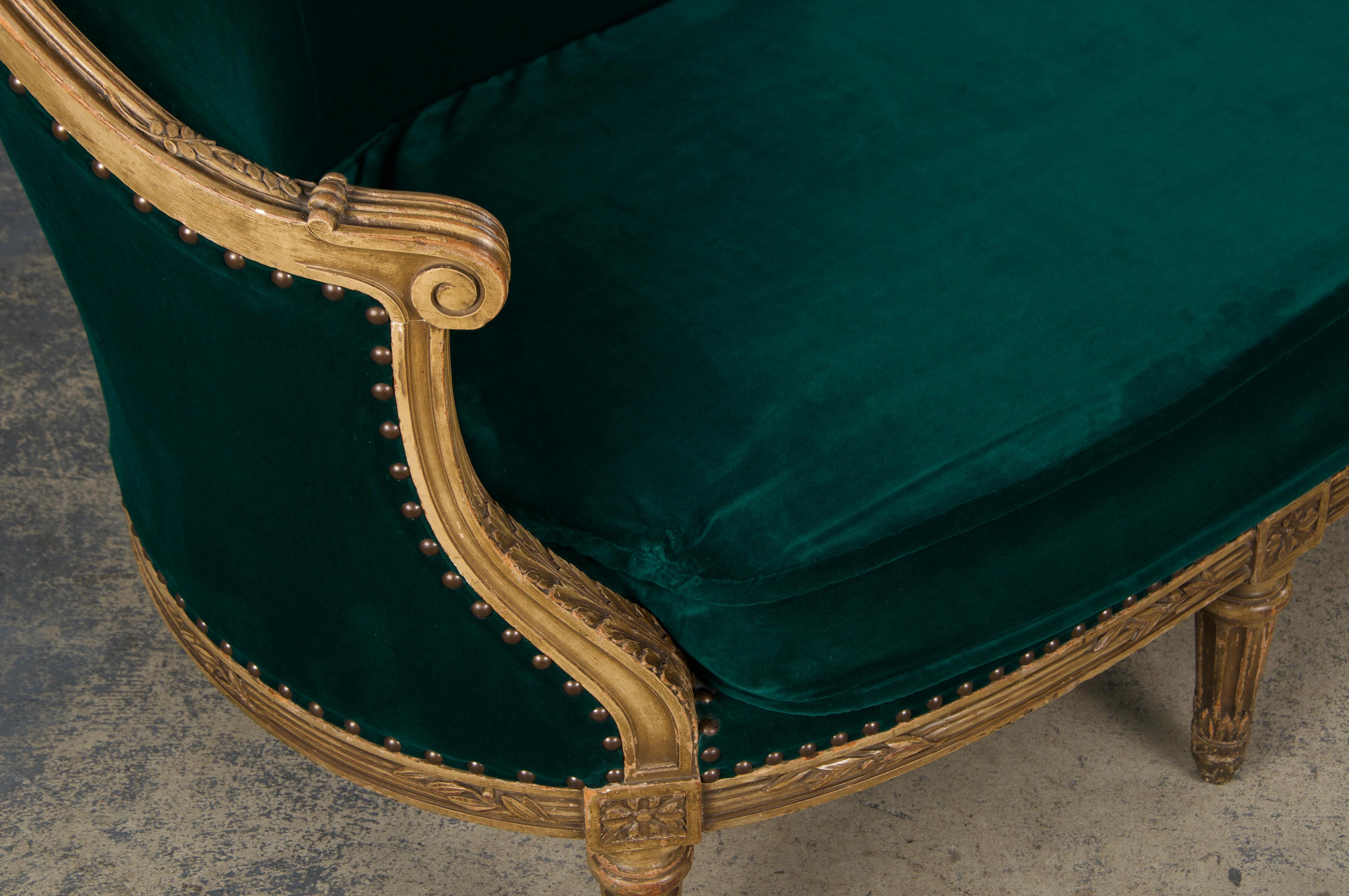 Settee francese del XIX secolo in stile Luigi XVI dipinto e curvo con velluto verde scuro in vendita 2