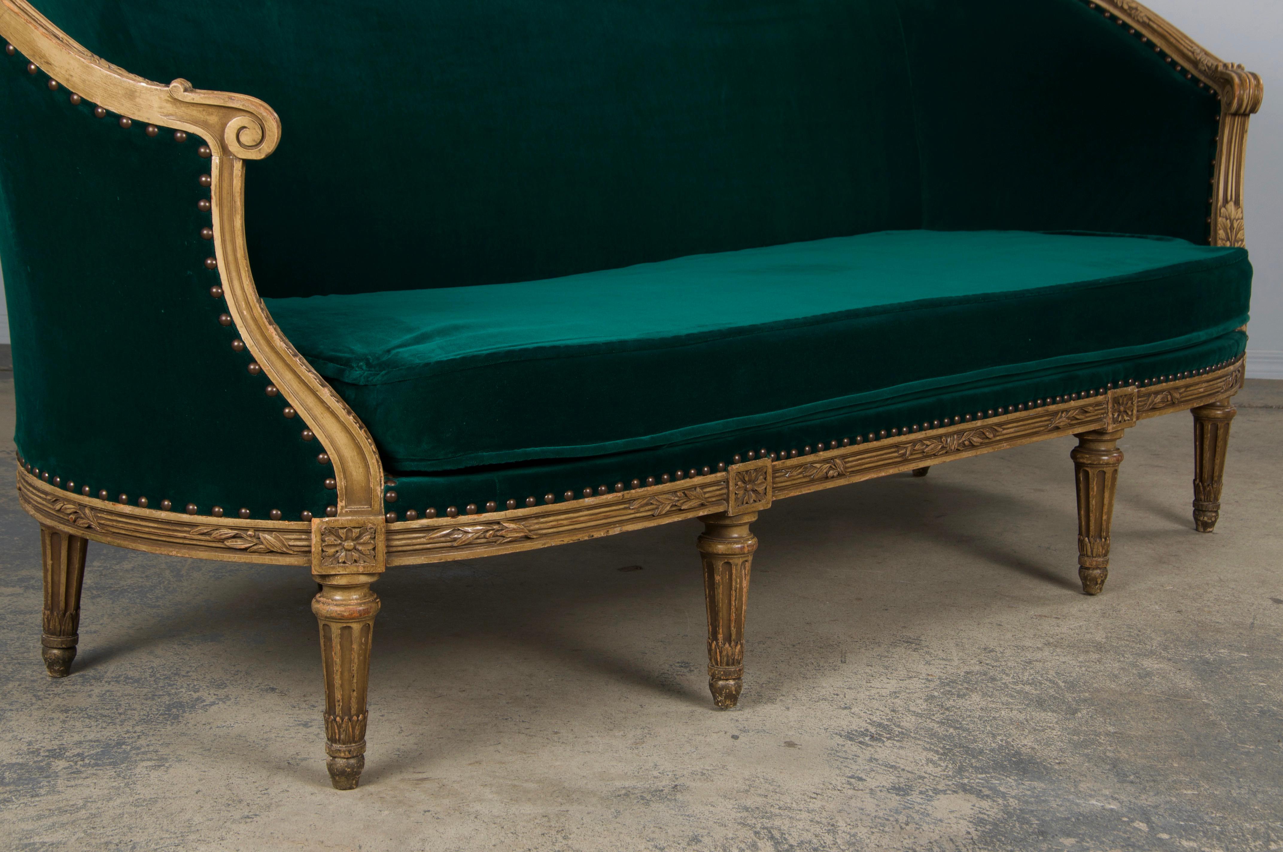 Settee francese del XIX secolo in stile Luigi XVI dipinto e curvo con velluto verde scuro in vendita 3