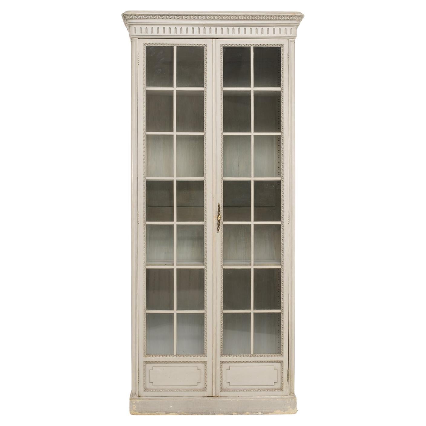 Bibliothèque à deux portes de style Louis XVI du 19ème siècle en bois de pin, verre plaqué