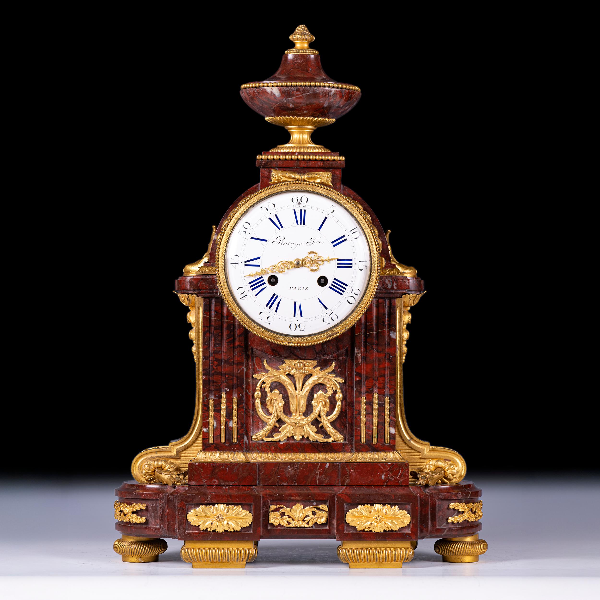 Pregevole orologio da camino francese del XIX secolo in stile Luigi XVI, in marmo Rouge e ormeggio, di Raingo Frères, Parigi. Il quadrante circolare in smalto bianco con numeri romani e minuteria araba esterna, lancette dorate finemente fuse e