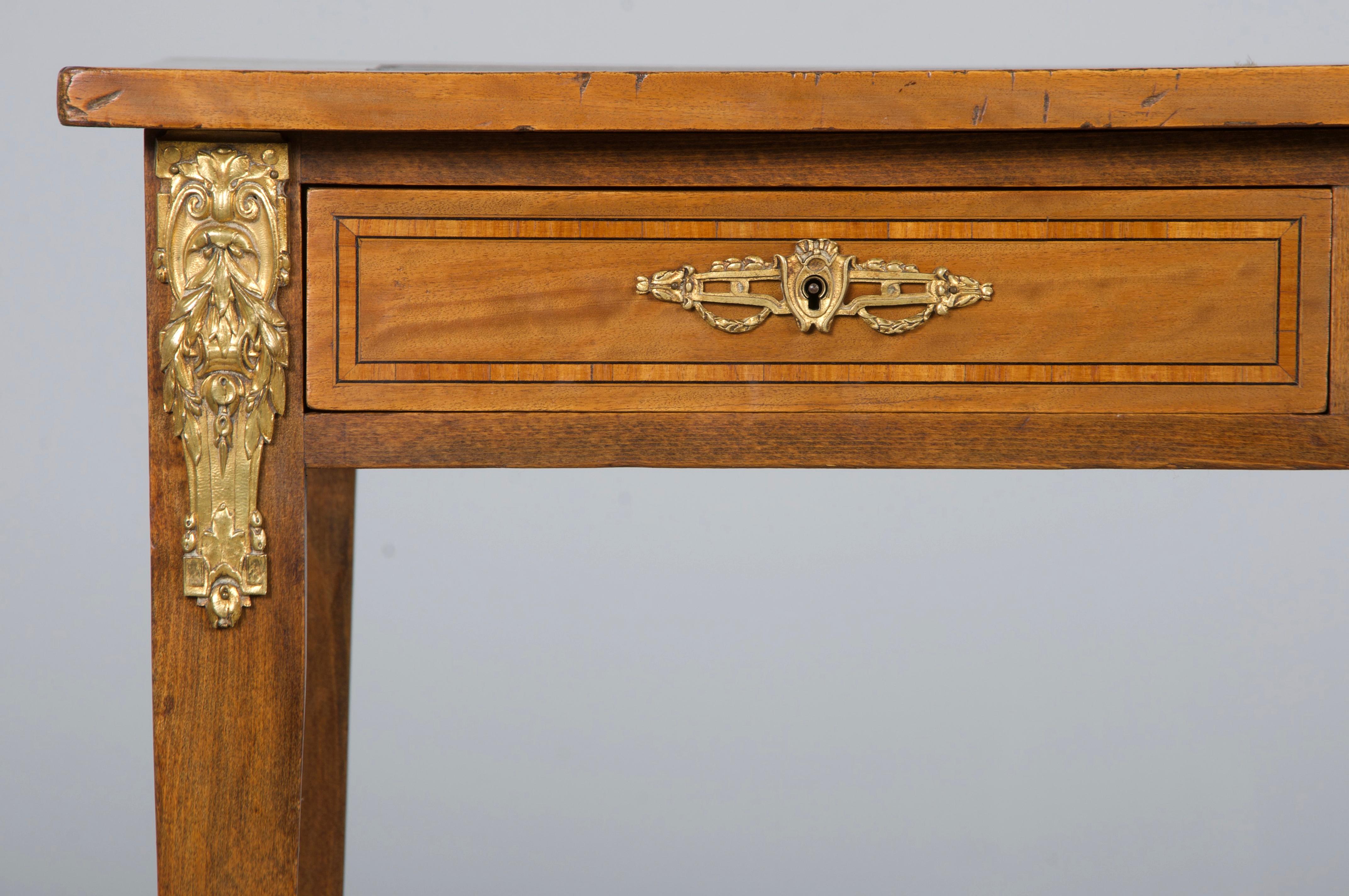 Scrivania francese del XIX secolo in stile Luigi XVI in legno di raso con vinile verde in vendita 2