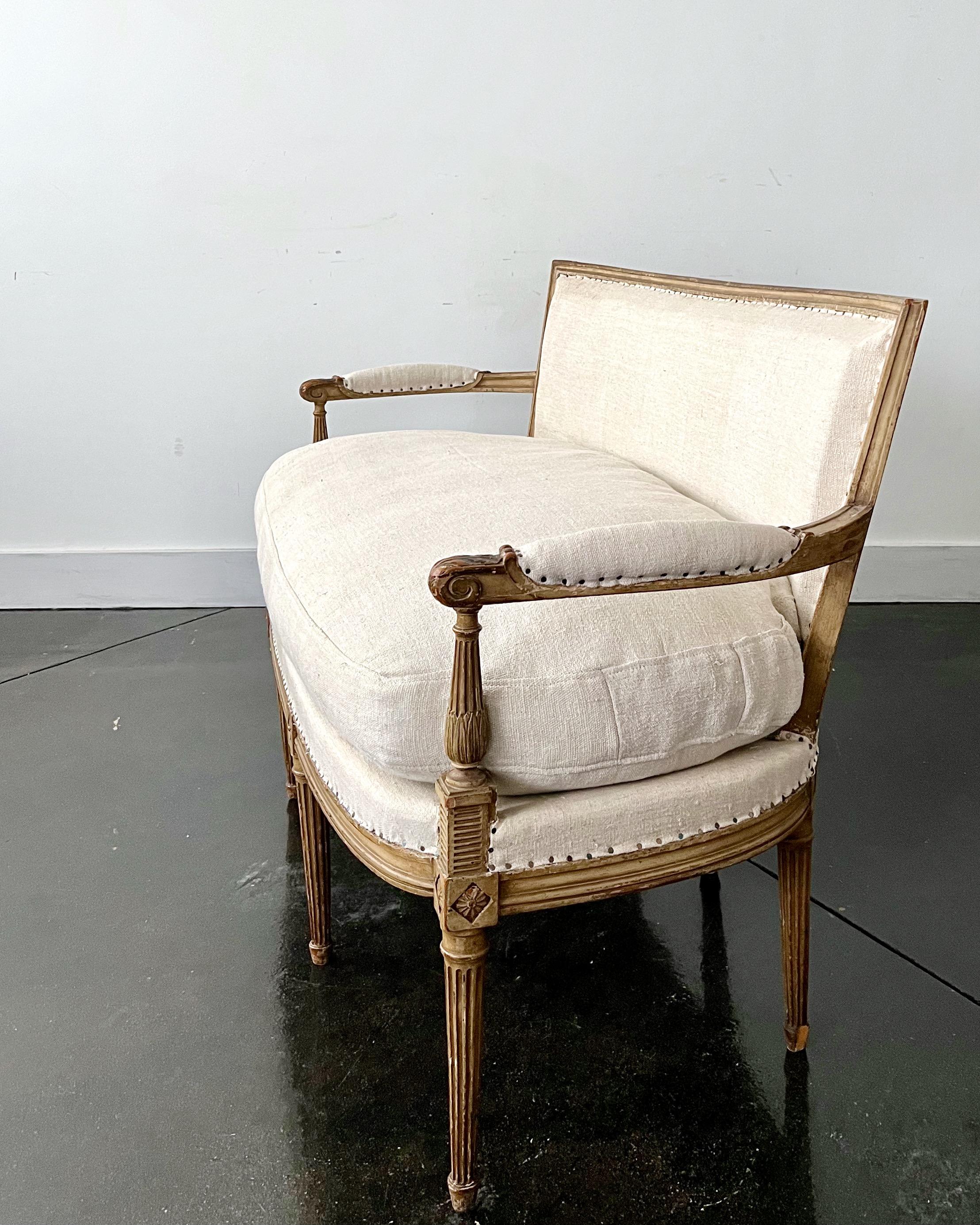 Kleines, charmantes französisches Sofa im Louis XVI-Stil aus dem 19. Jahrhundert mit eleganten Schnitzereien an der Rückenlehne, den Knien und den Schürzen, mit sehr weichen 