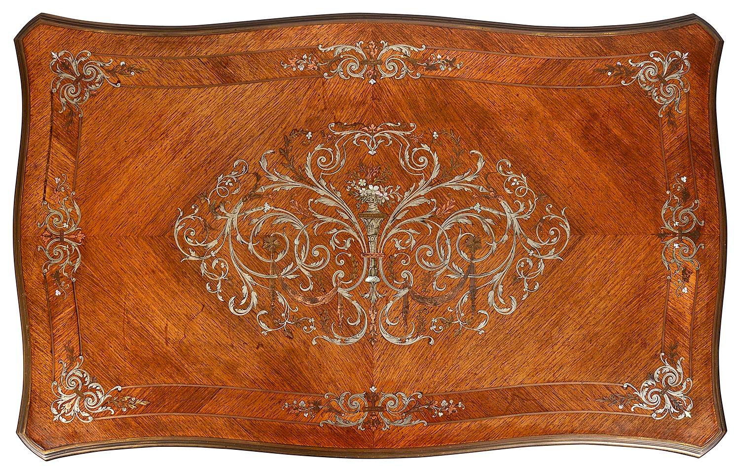 Tavolino da centro in mogano francese impiallacciato in Kingwood della fine del XIX secolo, di ottima qualità, con decorazioni a volute intarsiate in argento, un unico cassetto a fregio, sollevato su eleganti gambe a cabriola che terminano con piedi