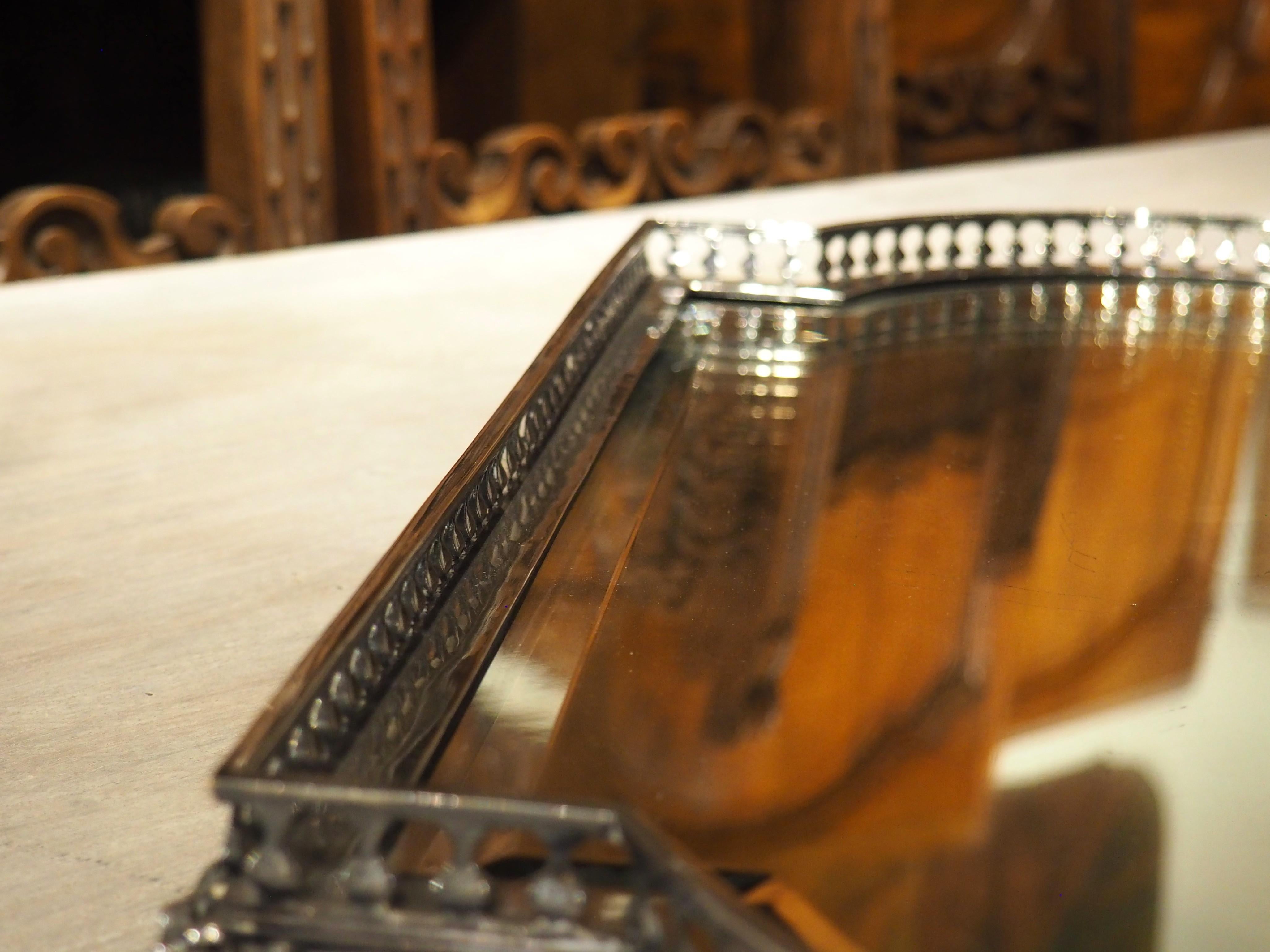 Ulteriori informazioni in arrivo...

I Surtout de Table, come questo a specchio in stile Luigi XVI, venivano utilizzati come centrotavola per le riunioni formali nelle sale da pranzo francesi.  Questa particolare offerta risale al 1800 e presenta