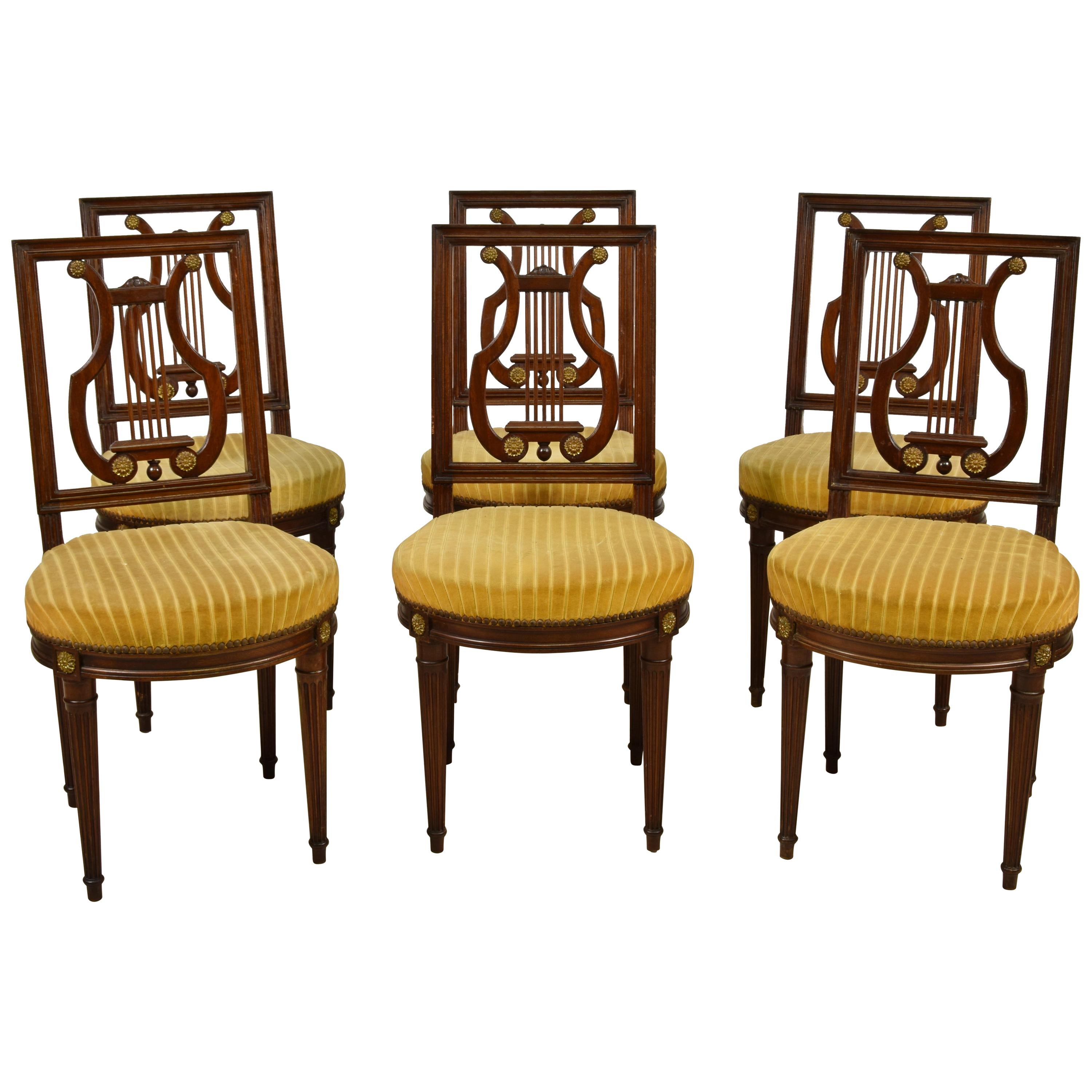 Sechs Holzstühle und zwei Holzsessel im französischen Louis-XVI-Stil des 19. Jahrhunderts