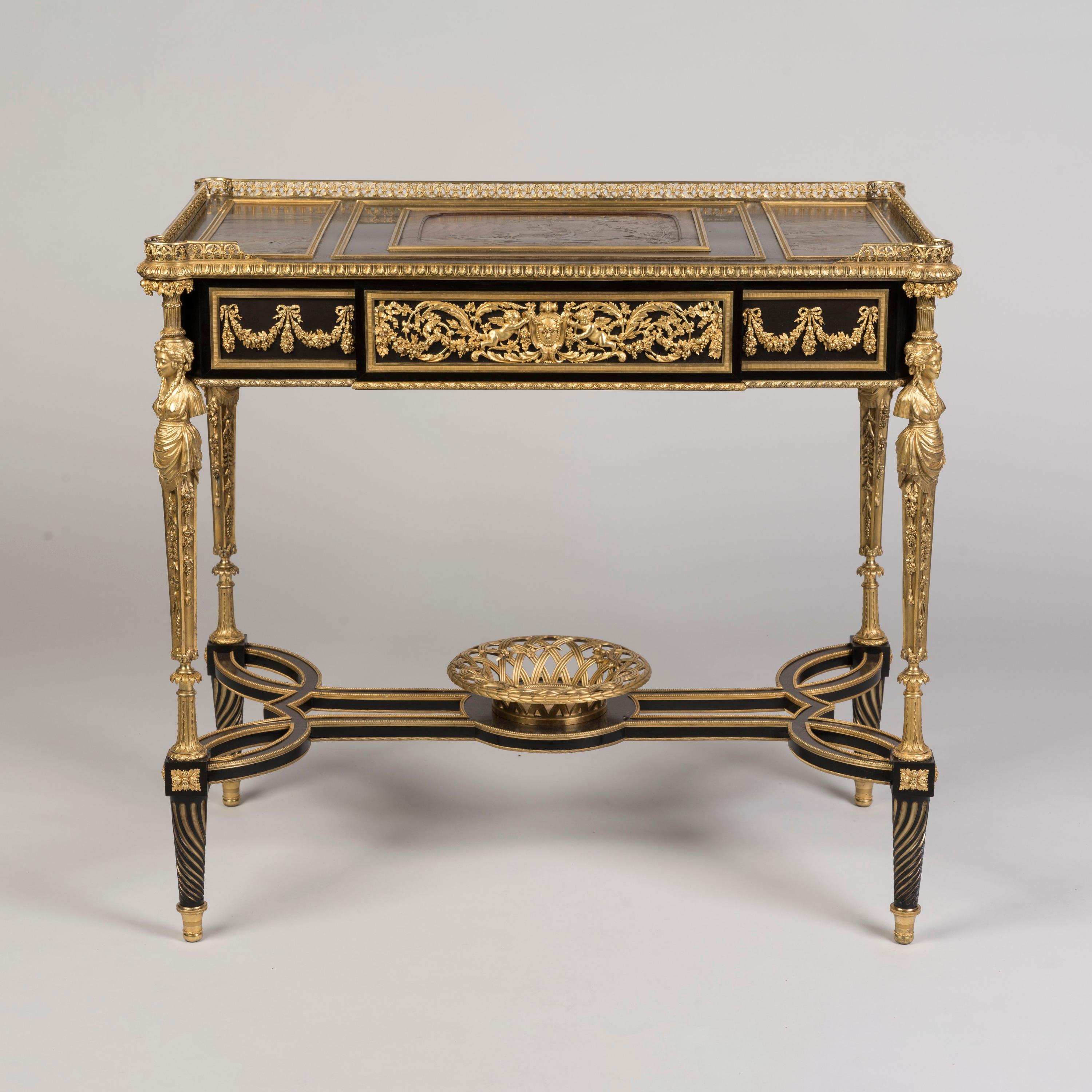 - Exquise table de style Louis XVI par le célèbre fabricant Henry Dasson, inspirée du mobilier de Marie-Antoinette

- Superbes panneaux en laque asiatique présentant des motifs de cerfs mythologiques

- Exceptionnelle qualité d'exécution avec pieds