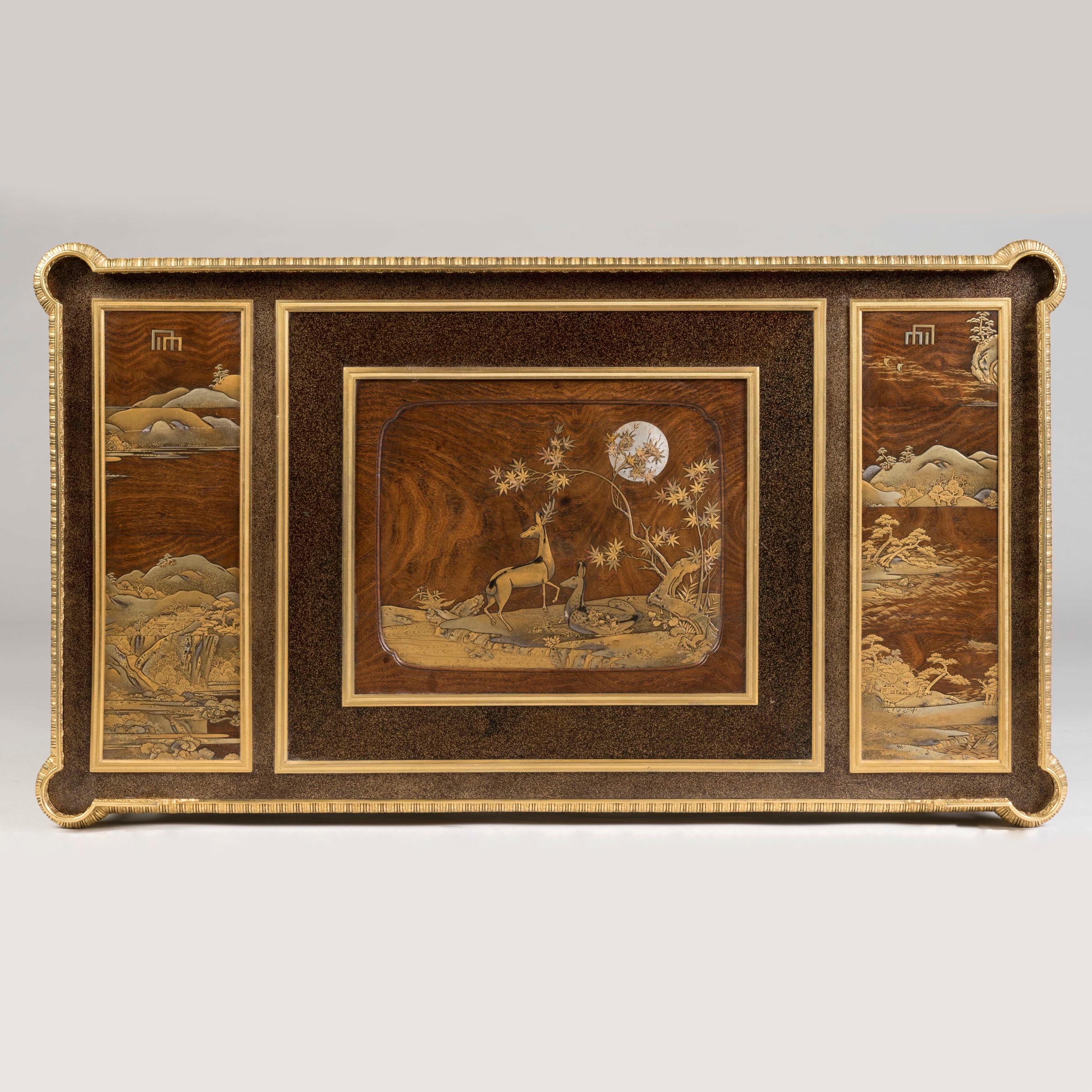 XIXe siècle Table française du 19ème siècle de style Louis XVI par Henry Dasson avec panneaux en laque en vente