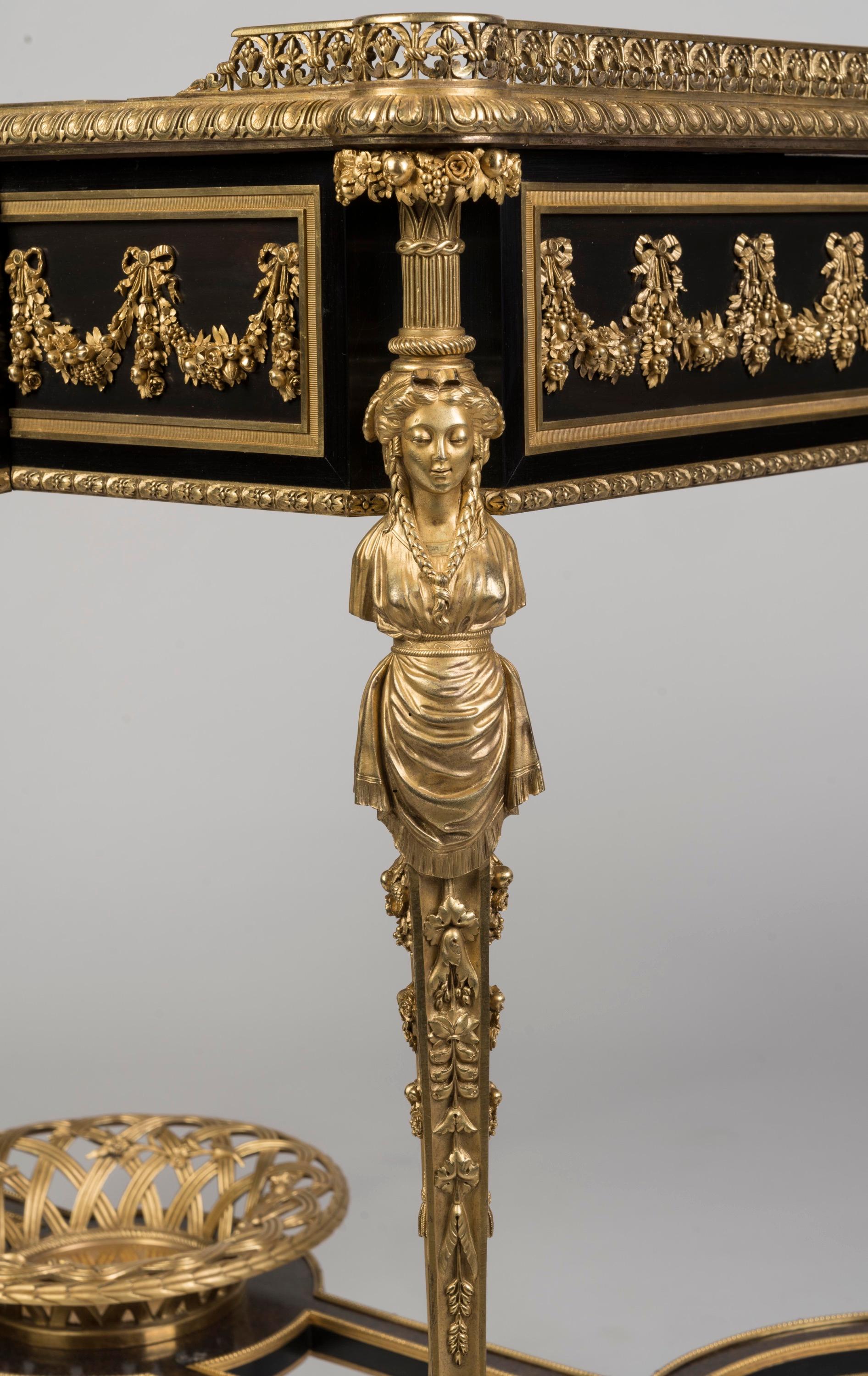 Bronze doré Table française du 19ème siècle de style Louis XVI par Henry Dasson avec panneaux en laque en vente