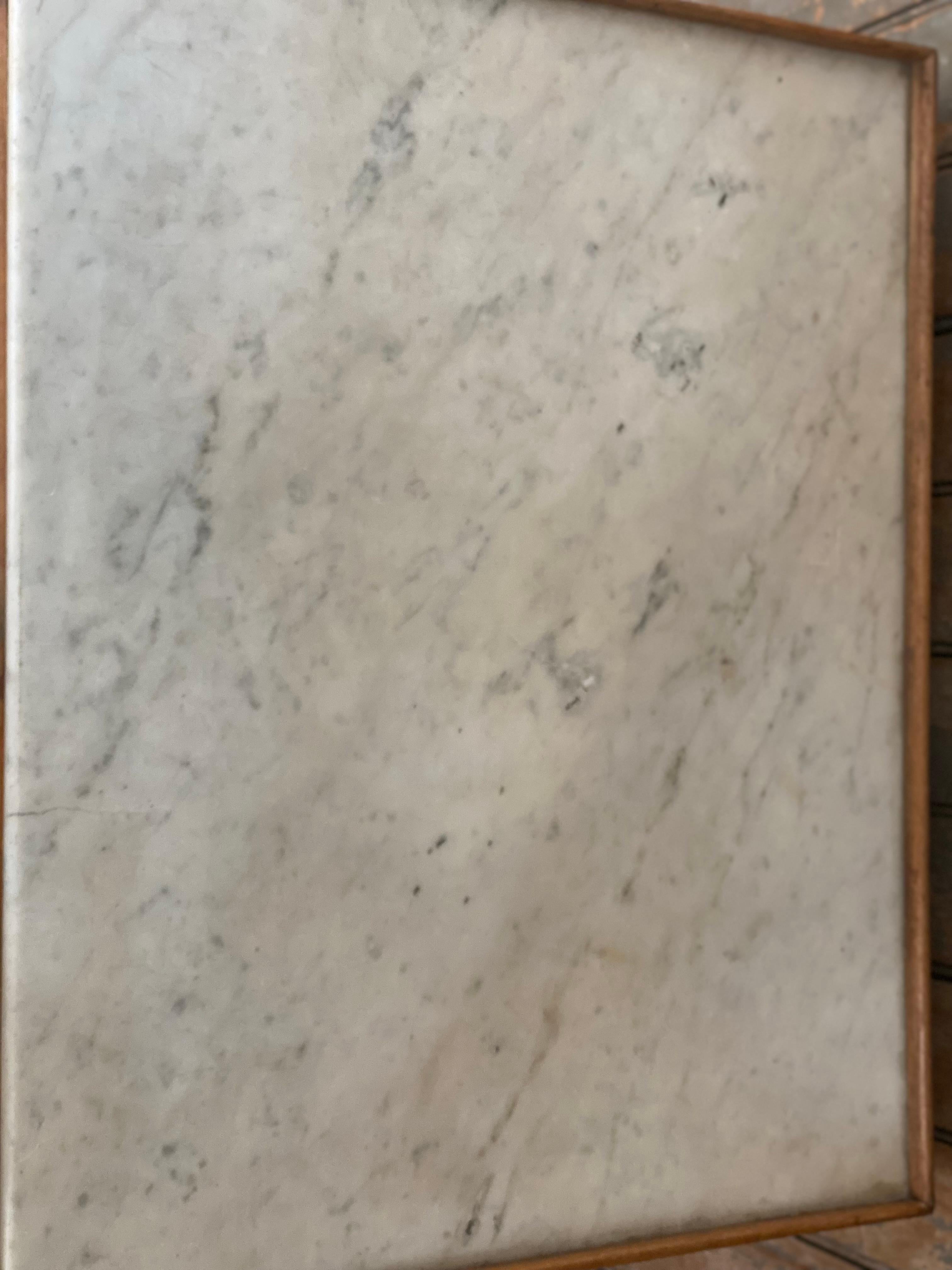 Table de nuit française du 19ème siècle de style Louis XVI à trois tiroirs avec plateau en marbre en vente 4