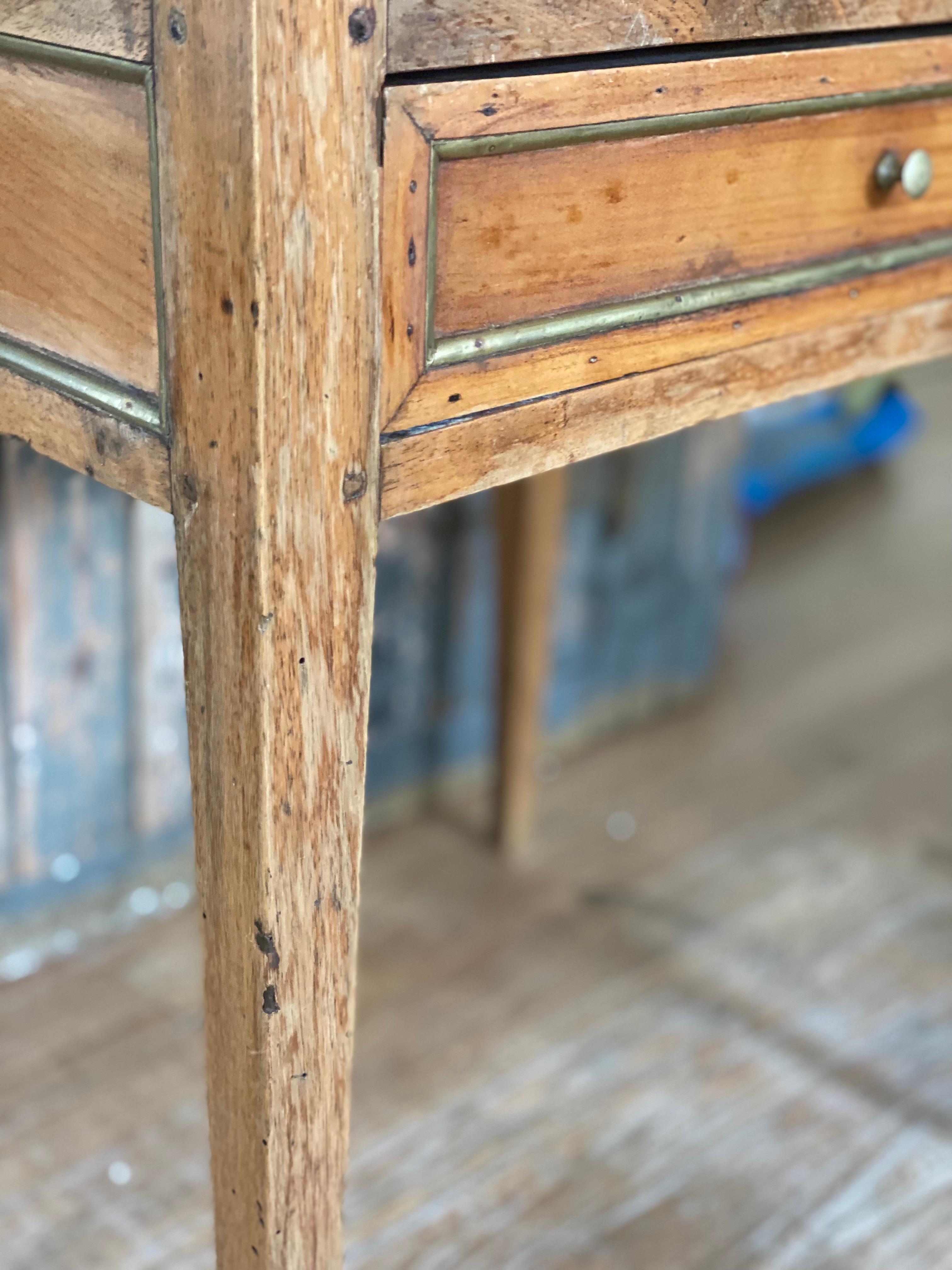 Table de nuit française du 19ème siècle de style Louis XVI à trois tiroirs avec plateau en marbre en vente 6