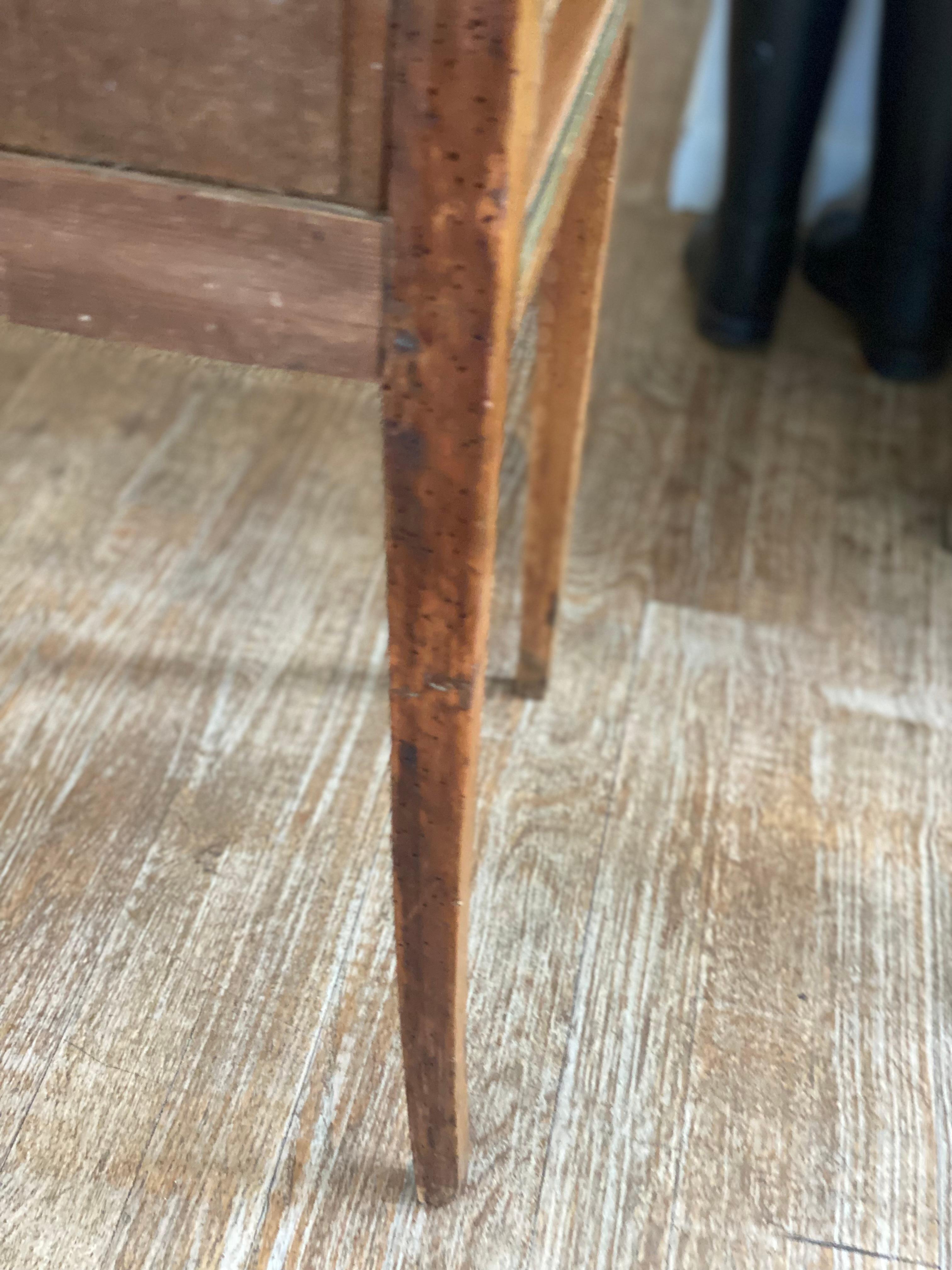 Table de nuit française du 19ème siècle de style Louis XVI à trois tiroirs avec plateau en marbre en vente 8