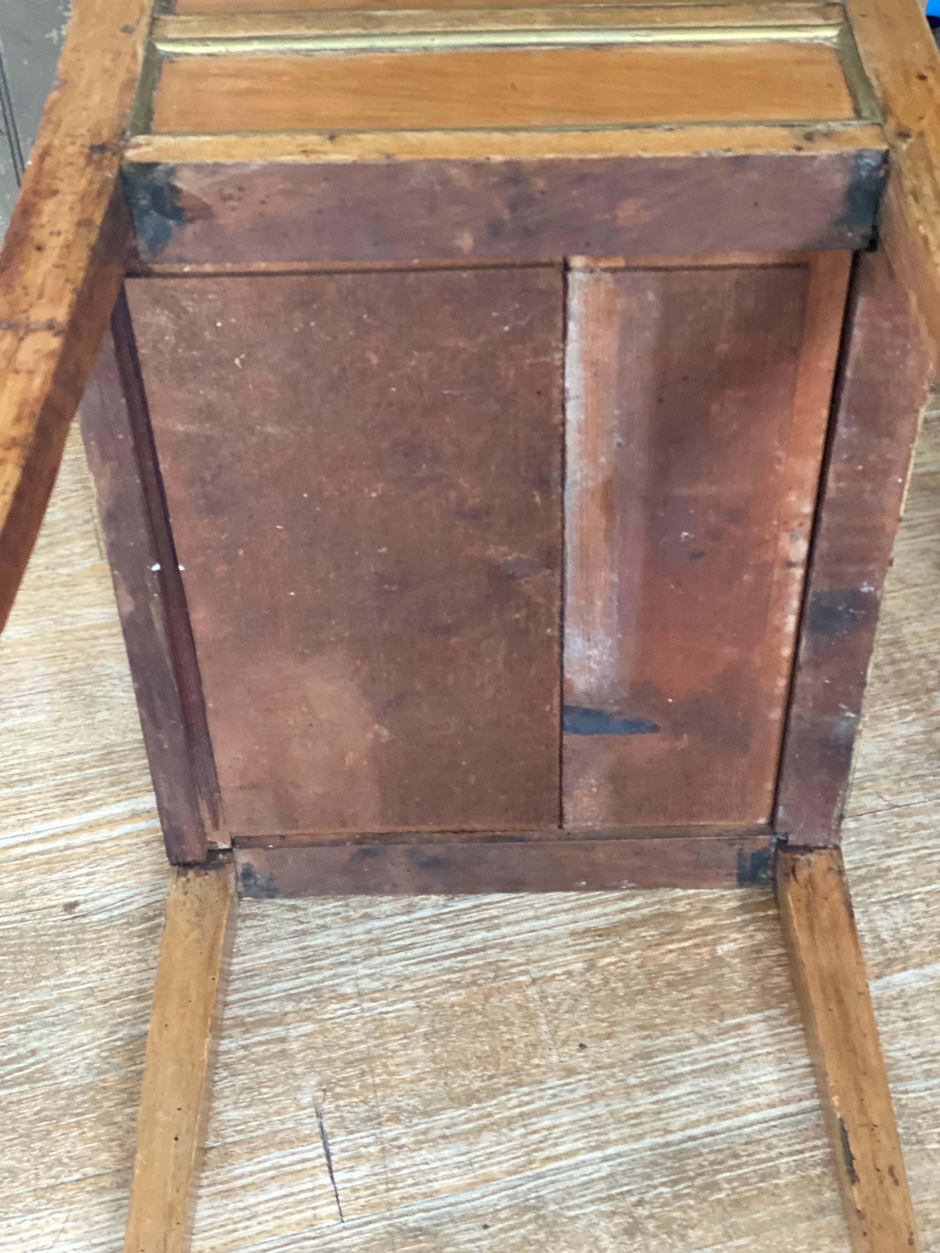 Table de nuit française du 19ème siècle de style Louis XVI à trois tiroirs avec plateau en marbre en vente 10