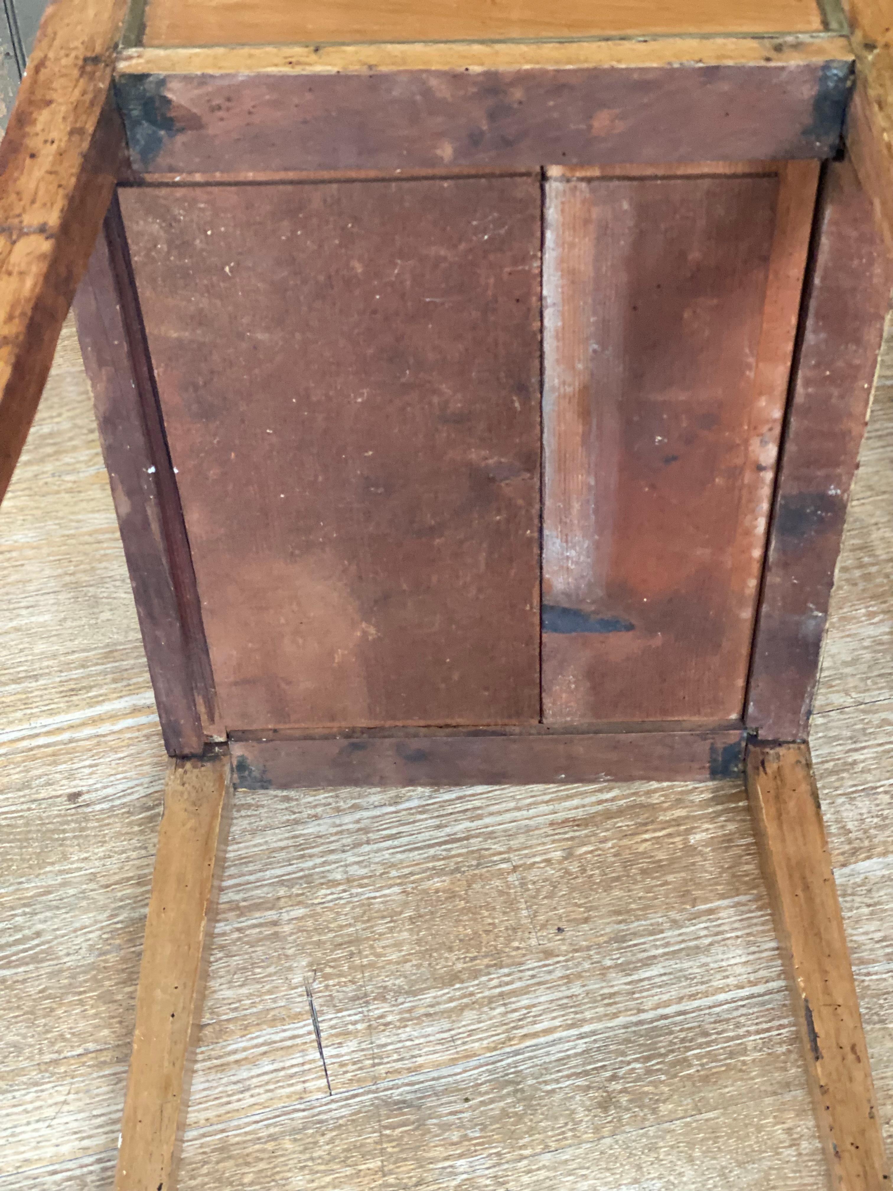 Table de nuit française du 19ème siècle de style Louis XVI à trois tiroirs avec plateau en marbre en vente 11