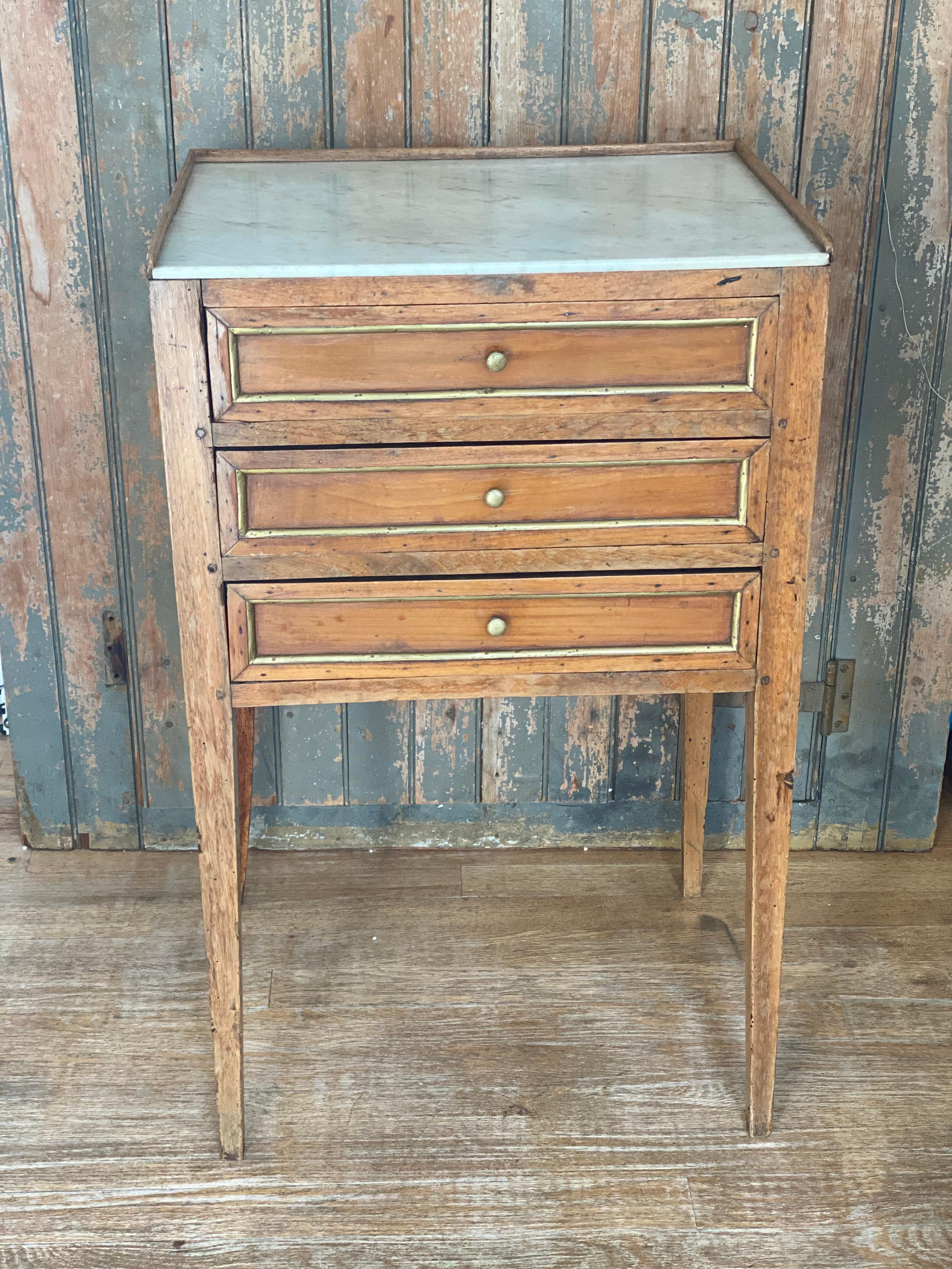 Français Table de nuit française du 19ème siècle de style Louis XVI à trois tiroirs avec plateau en marbre en vente