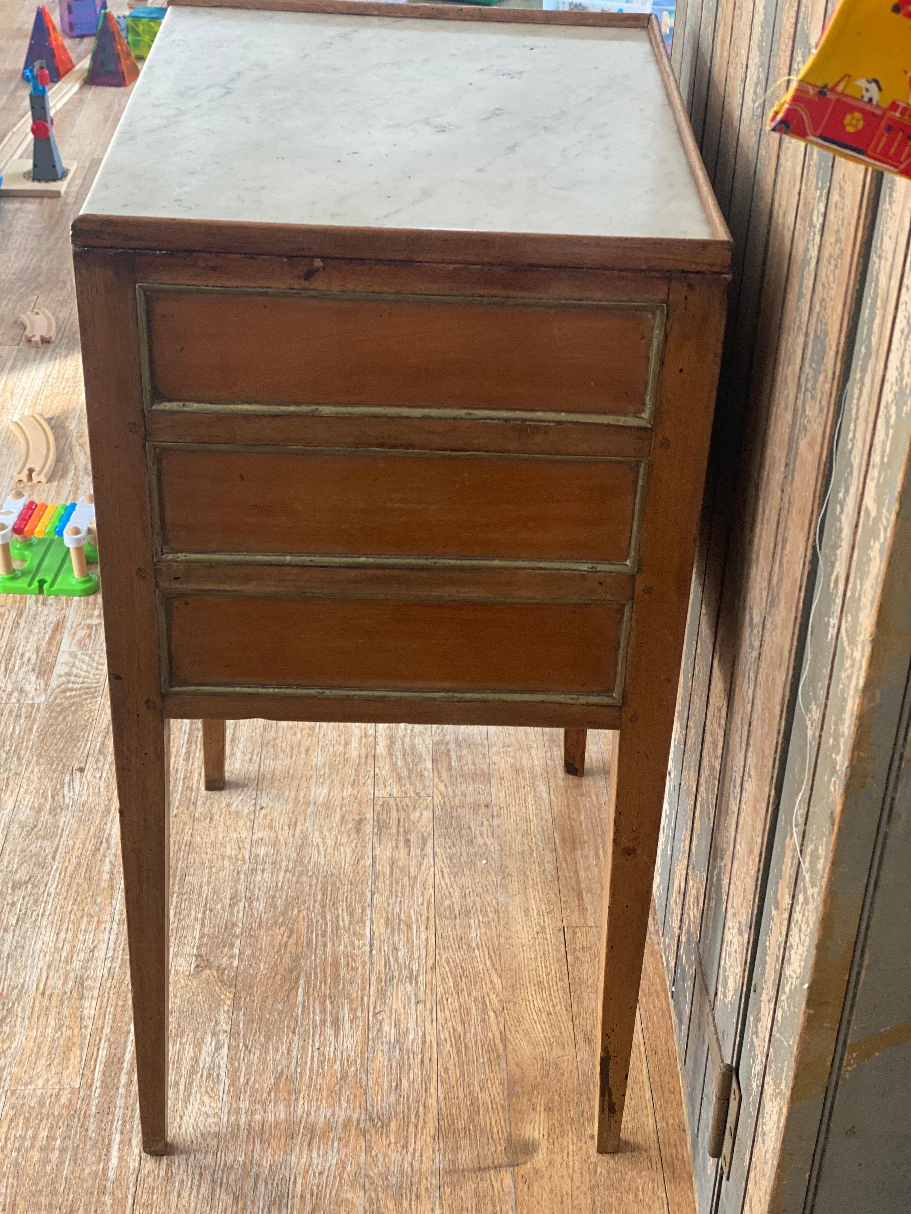 XIXe siècle Table de nuit française du 19ème siècle de style Louis XVI à trois tiroirs avec plateau en marbre en vente