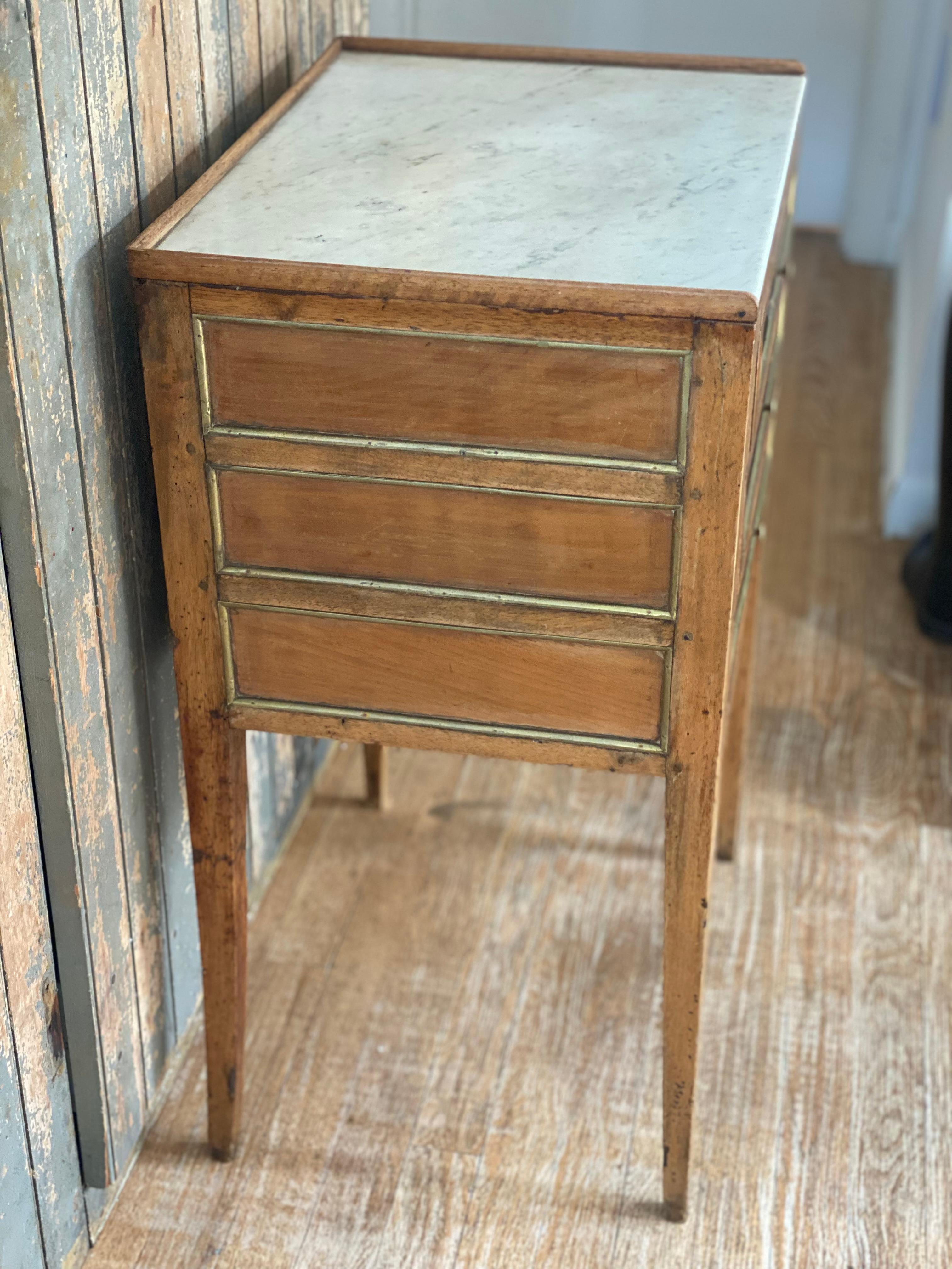 Bois Table de nuit française du 19ème siècle de style Louis XVI à trois tiroirs avec plateau en marbre en vente