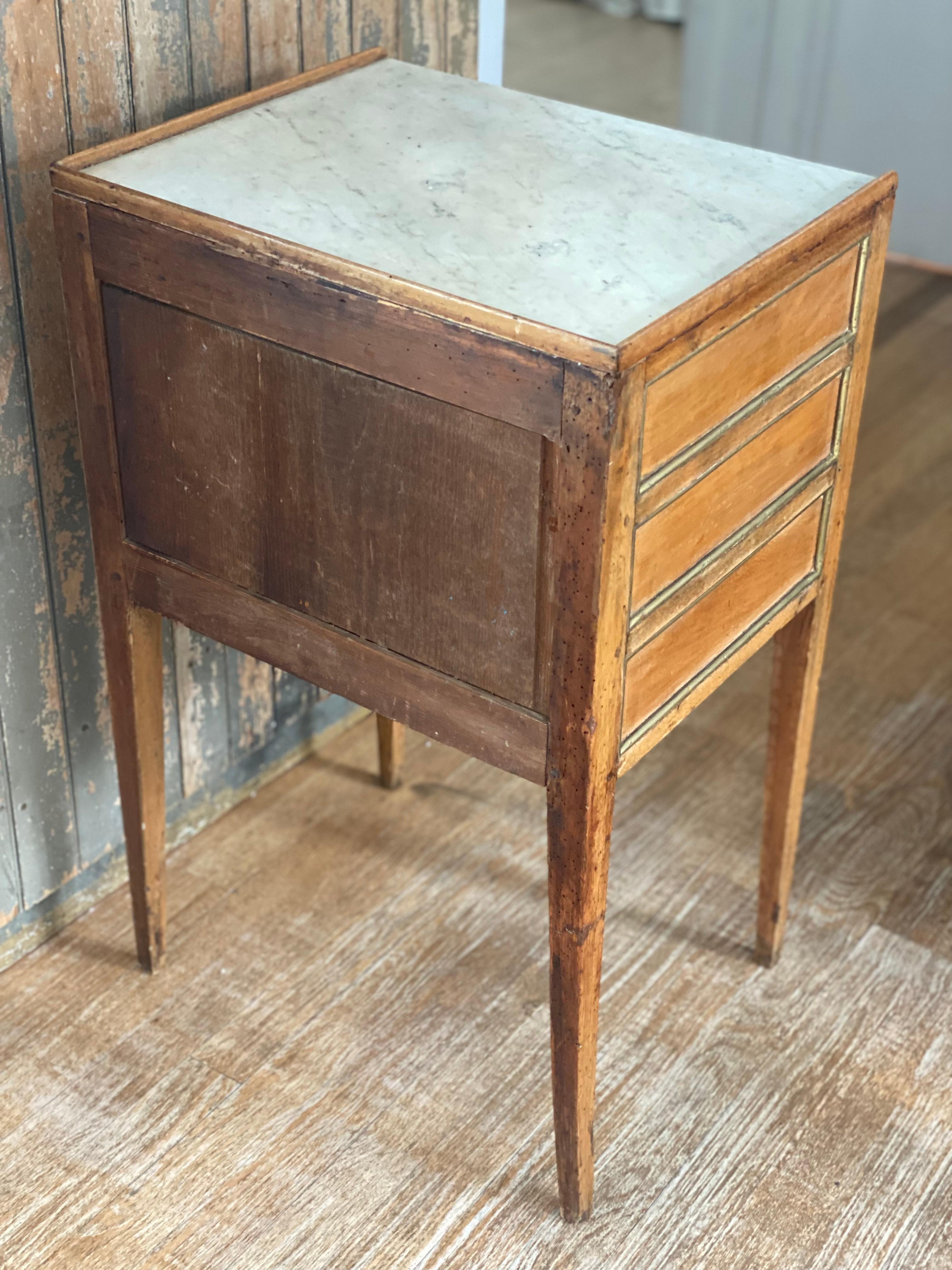 Table de nuit française du 19ème siècle de style Louis XVI à trois tiroirs avec plateau en marbre en vente 1