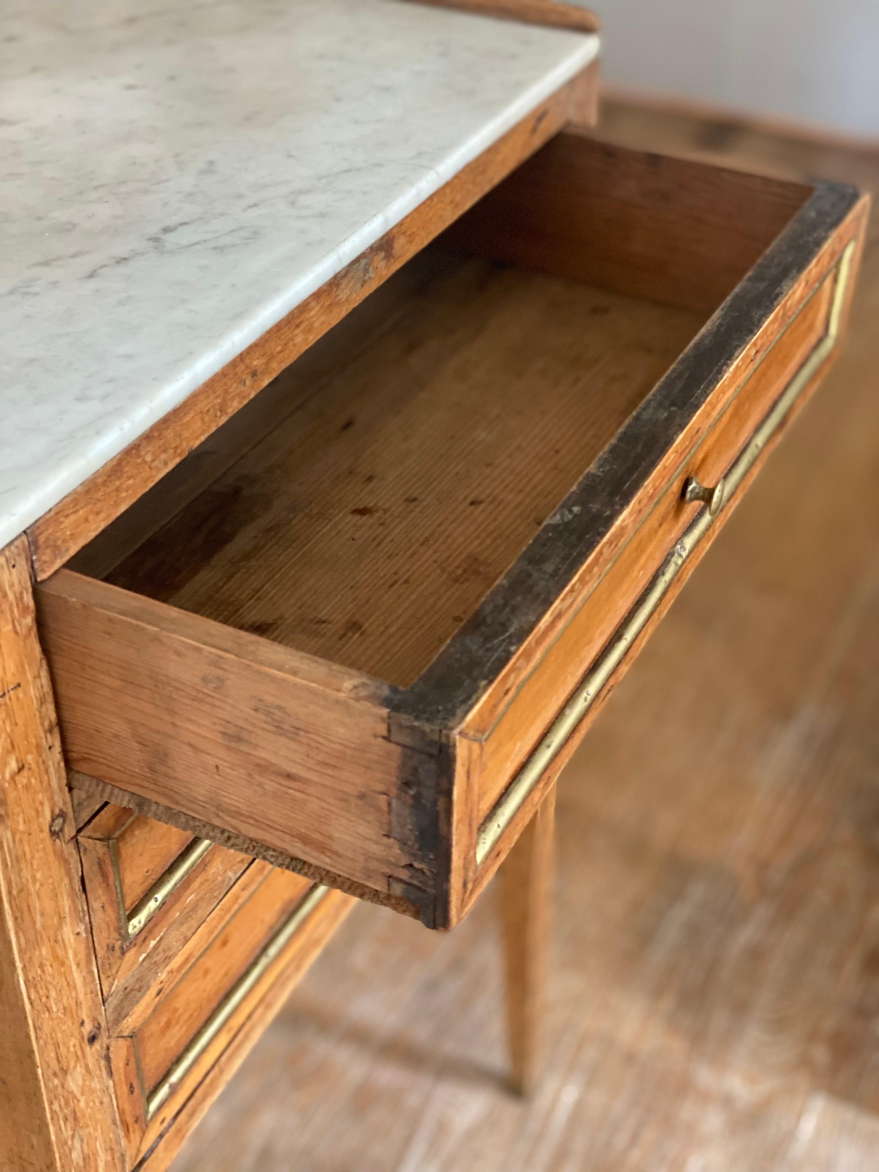 Table de nuit française du 19ème siècle de style Louis XVI à trois tiroirs avec plateau en marbre en vente 2