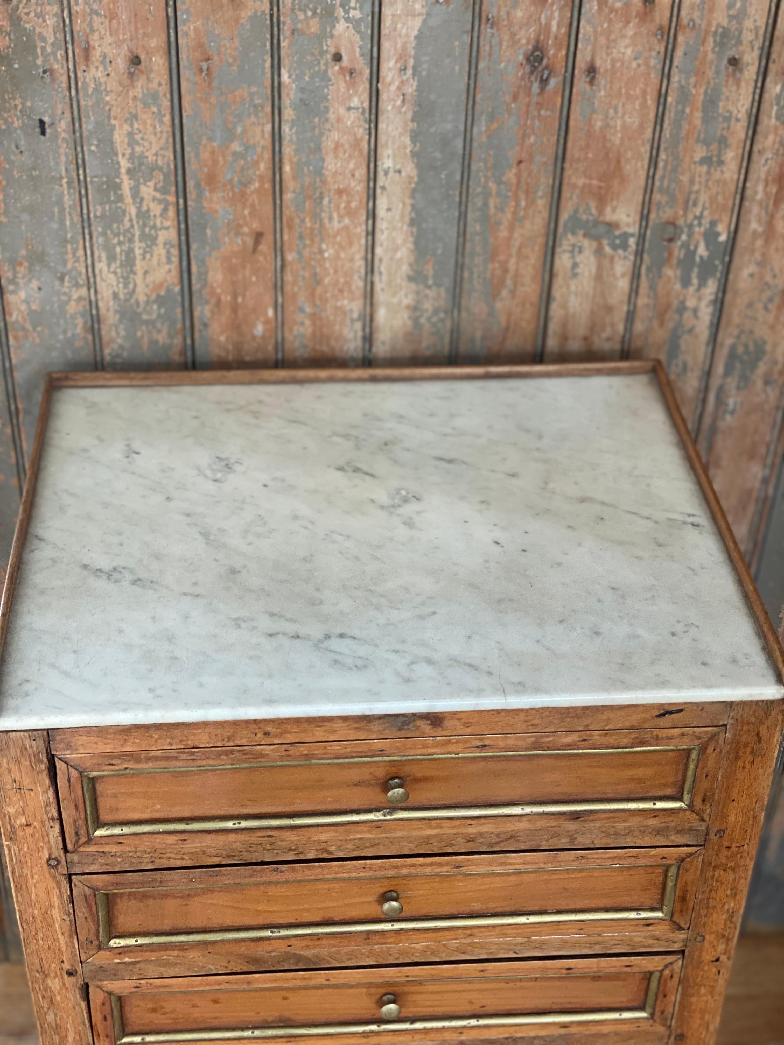 Table de nuit française du 19ème siècle de style Louis XVI à trois tiroirs avec plateau en marbre en vente 3