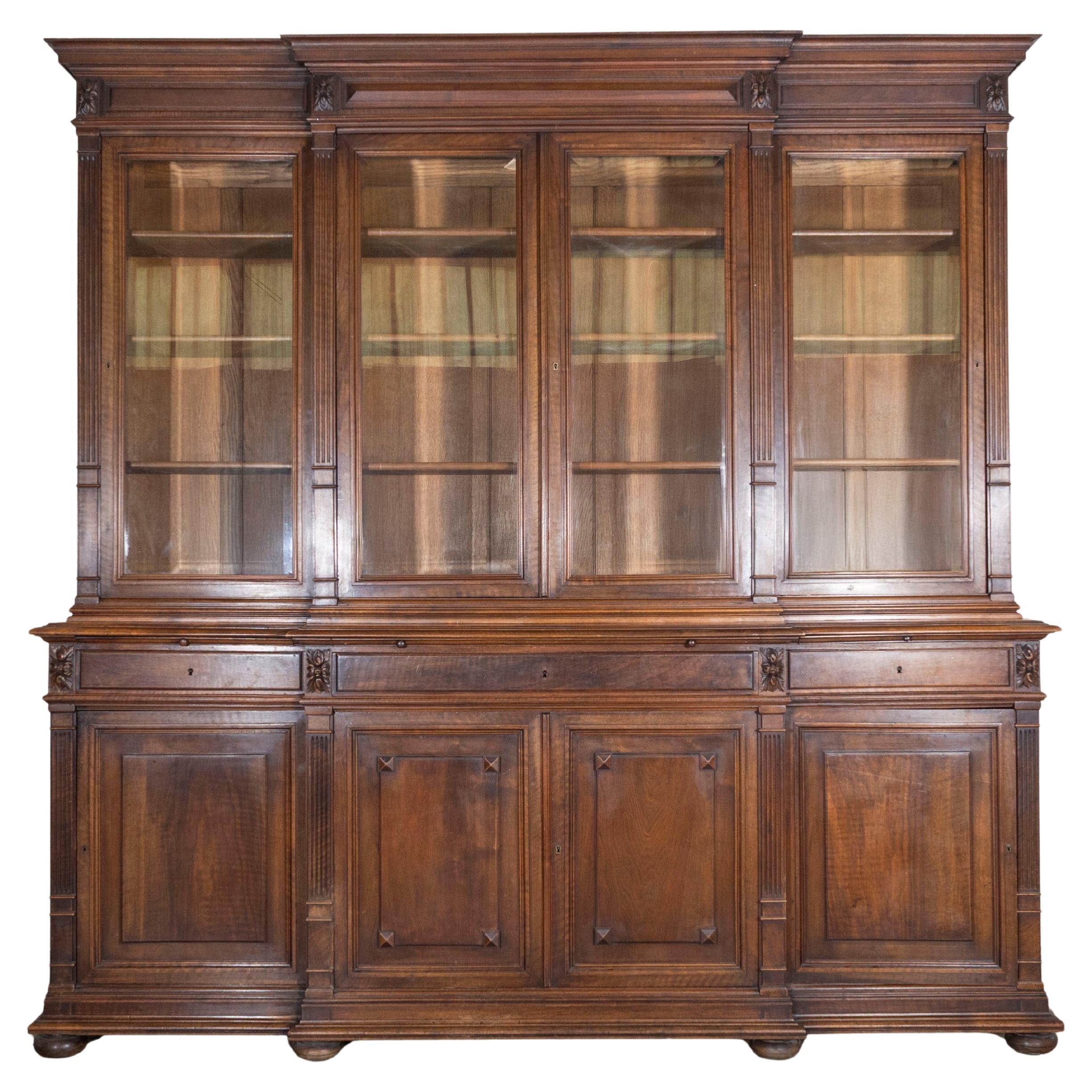 Libreria a 8 ante in legno di noce in stile Luigi XVI del XIX secolo