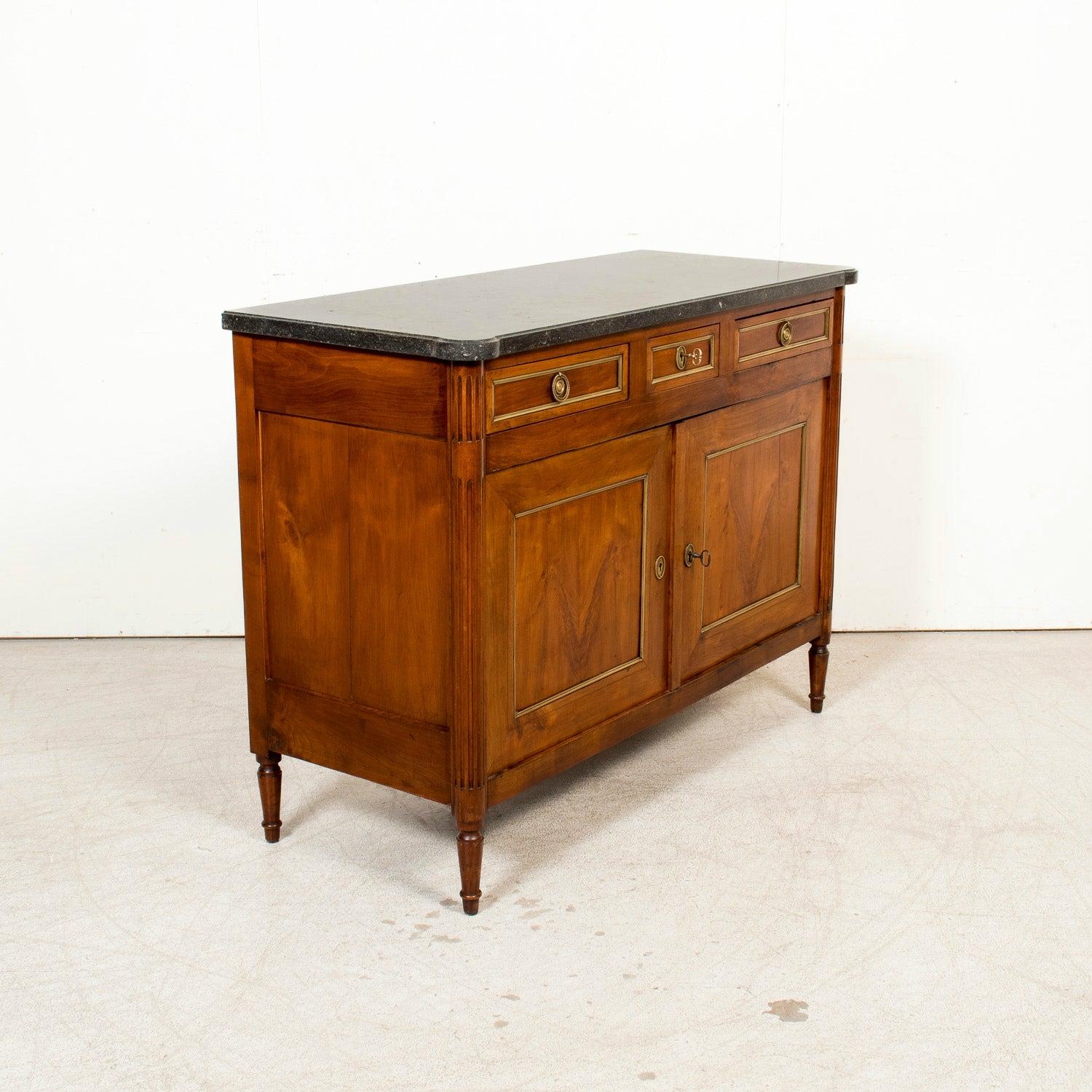 Buffet français du 19ème siècle de style Louis XVI en noyer avec dessus en marbre noir et laiton en vente 7