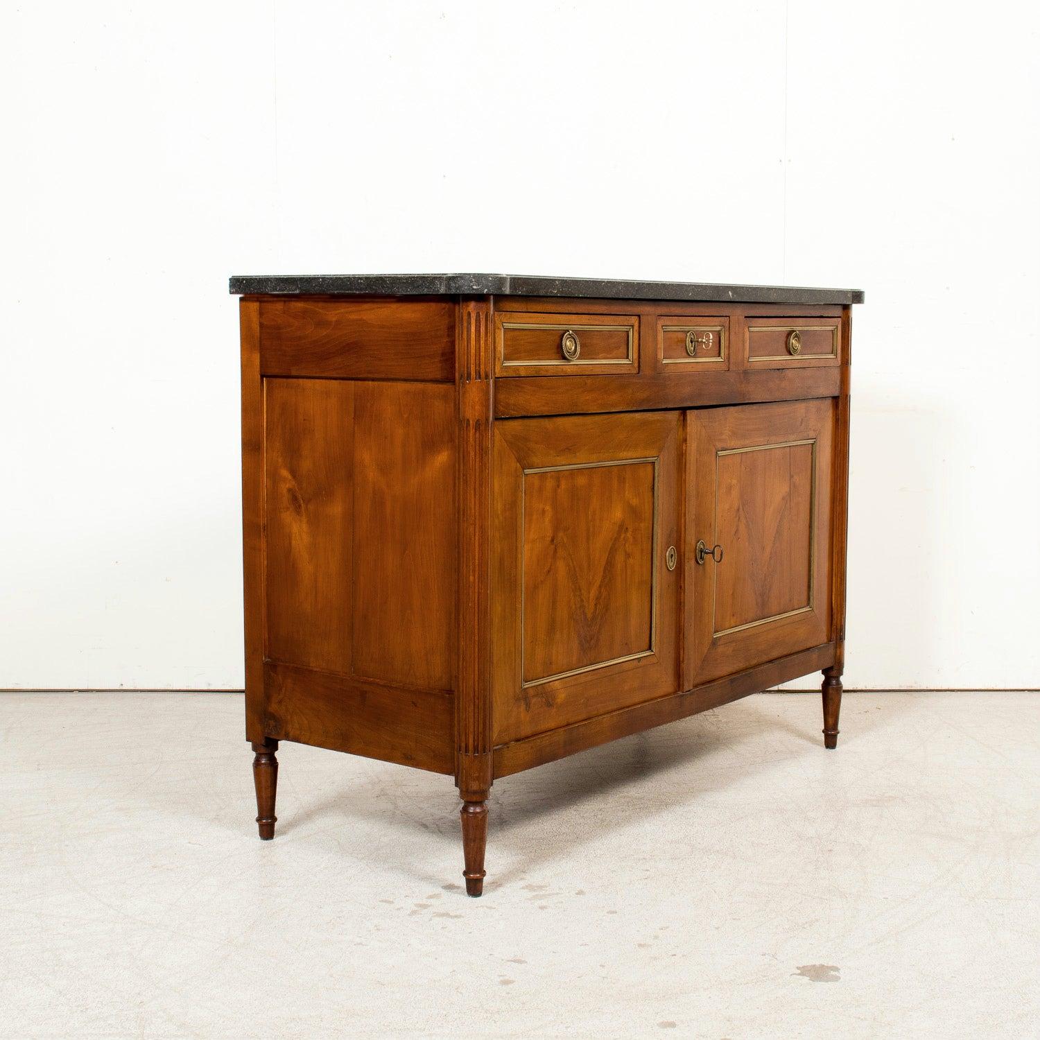 Buffet français du 19ème siècle de style Louis XVI en noyer avec dessus en marbre noir et laiton en vente 8