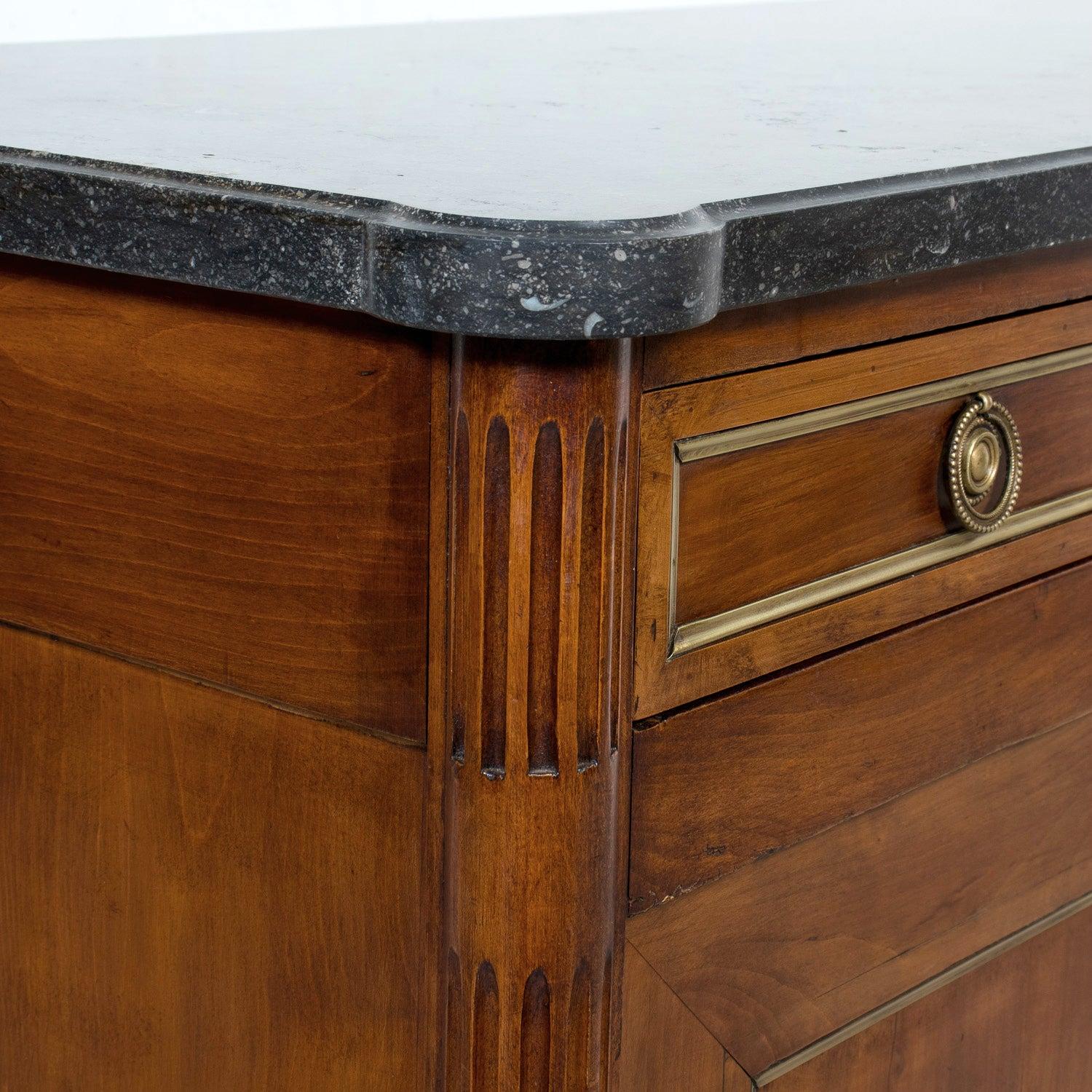 Buffet français du 19ème siècle de style Louis XVI en noyer avec dessus en marbre noir et laiton en vente 9
