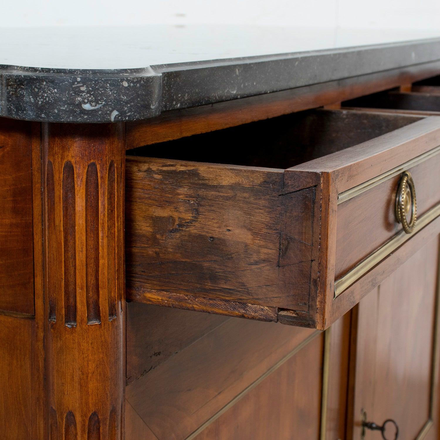 Buffet français du 19ème siècle de style Louis XVI en noyer avec dessus en marbre noir et laiton en vente 10